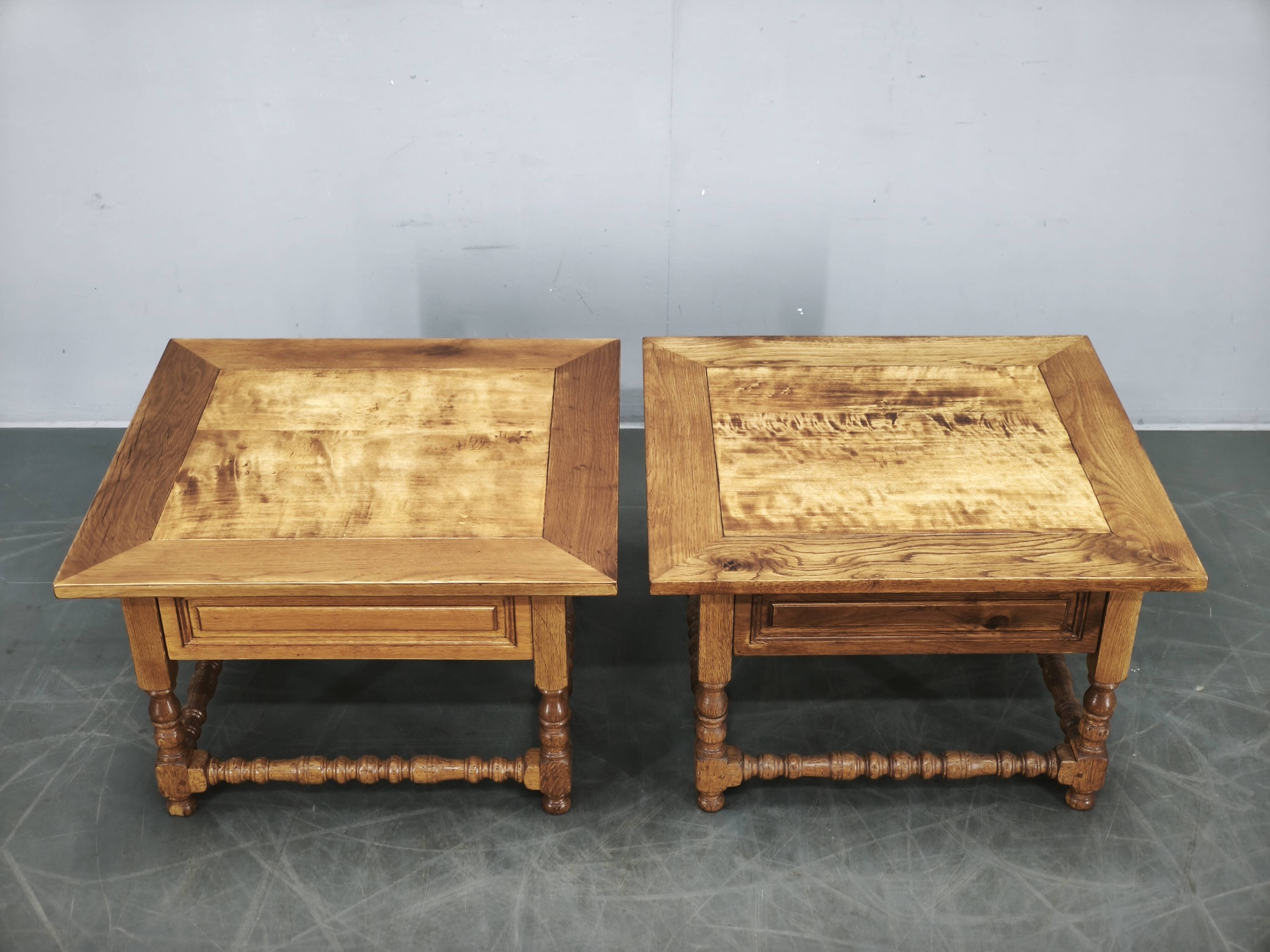 Paire de grandes tables de nuit en chêne massif européen, années 1980.