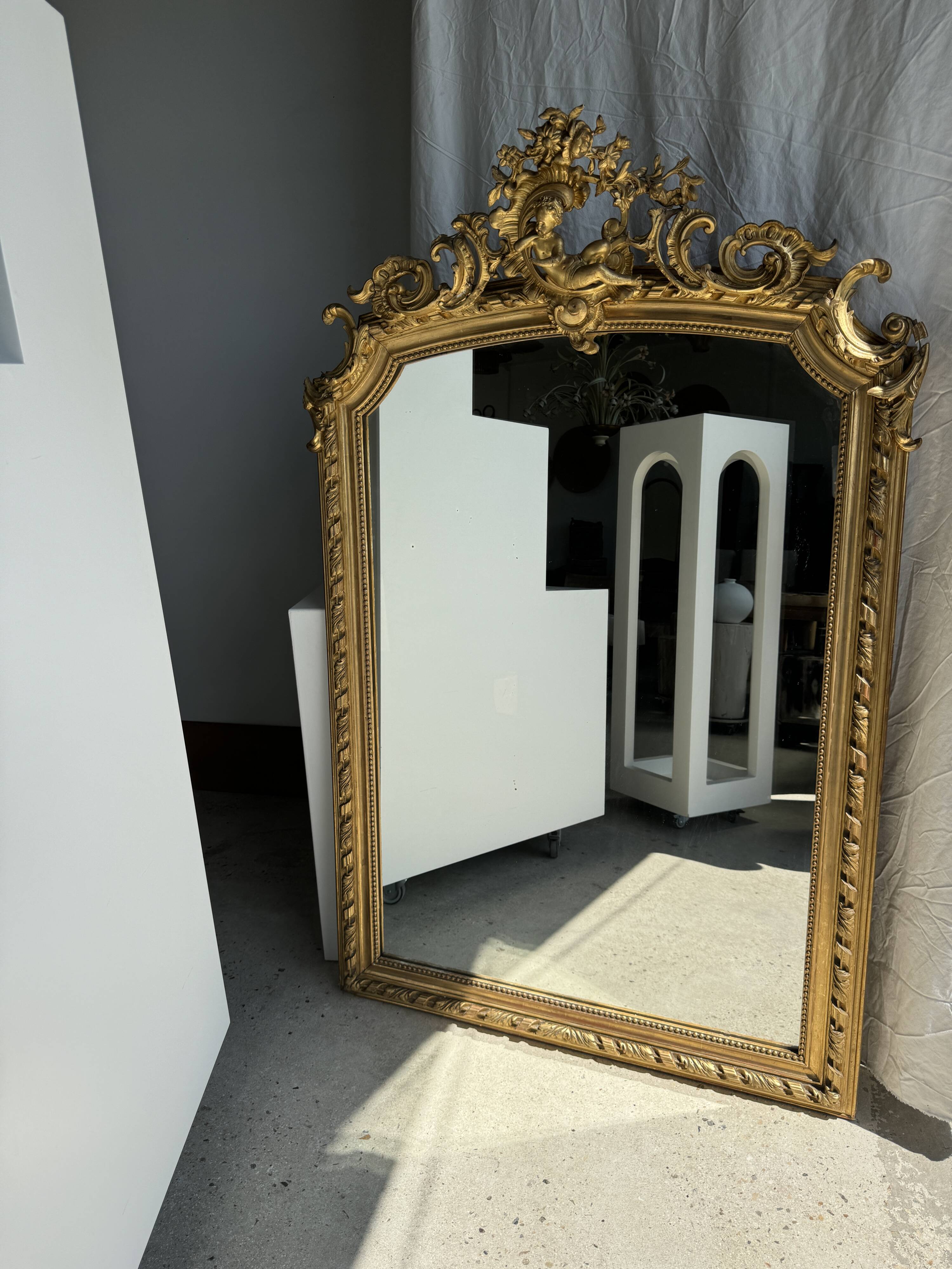 Large gilded mirror with acanthus leaf pediment H150 L98