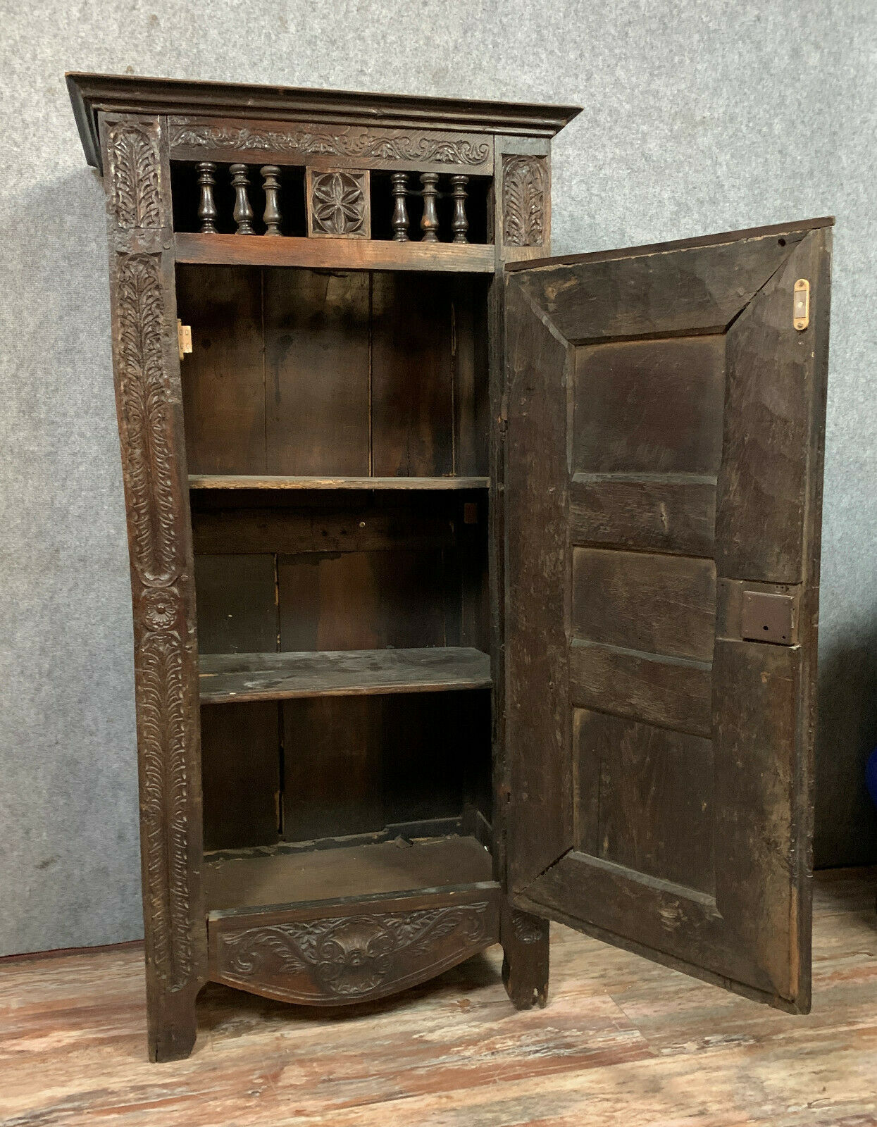 Old Renaissance bonnetière in solid oak with brown patina around 1750