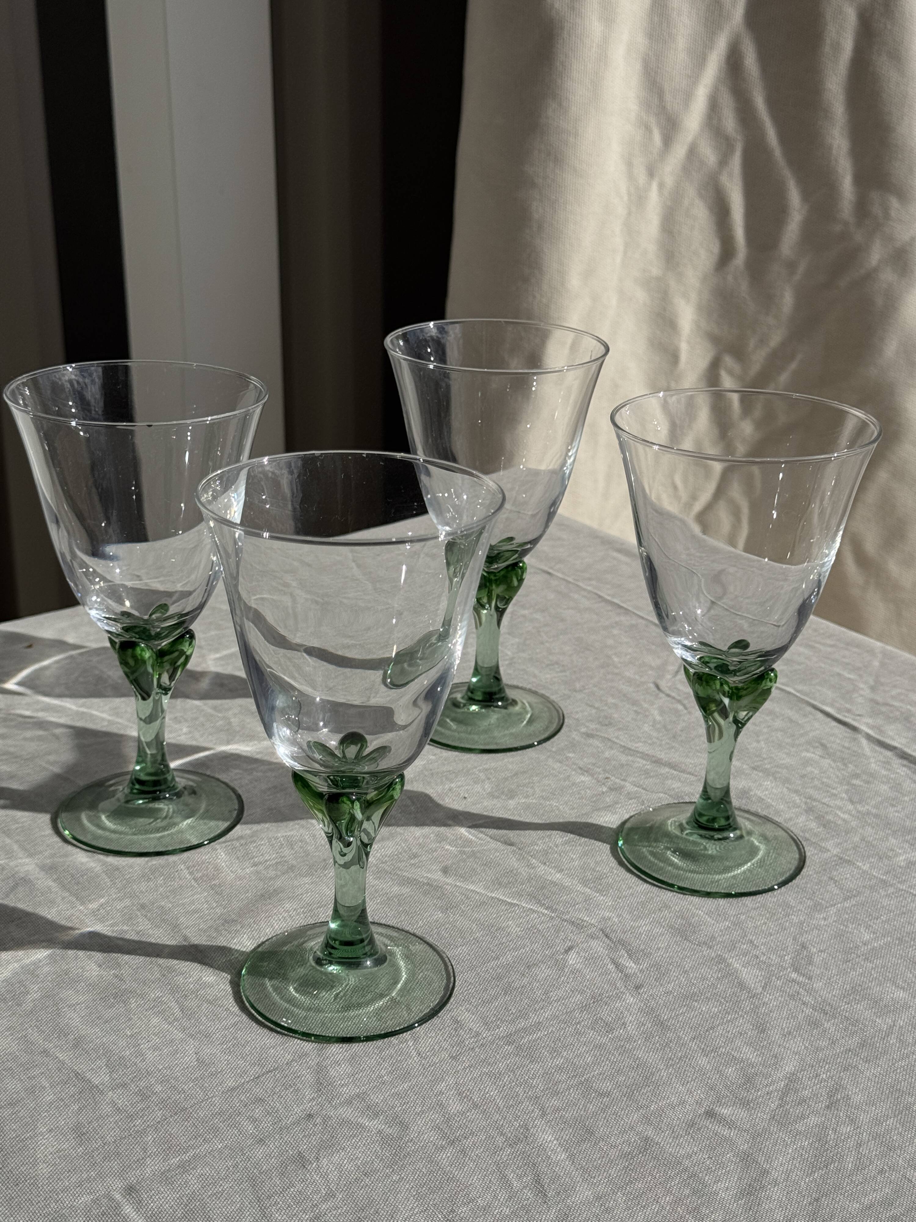 Set of 4 vintage green stemmed glasses H16