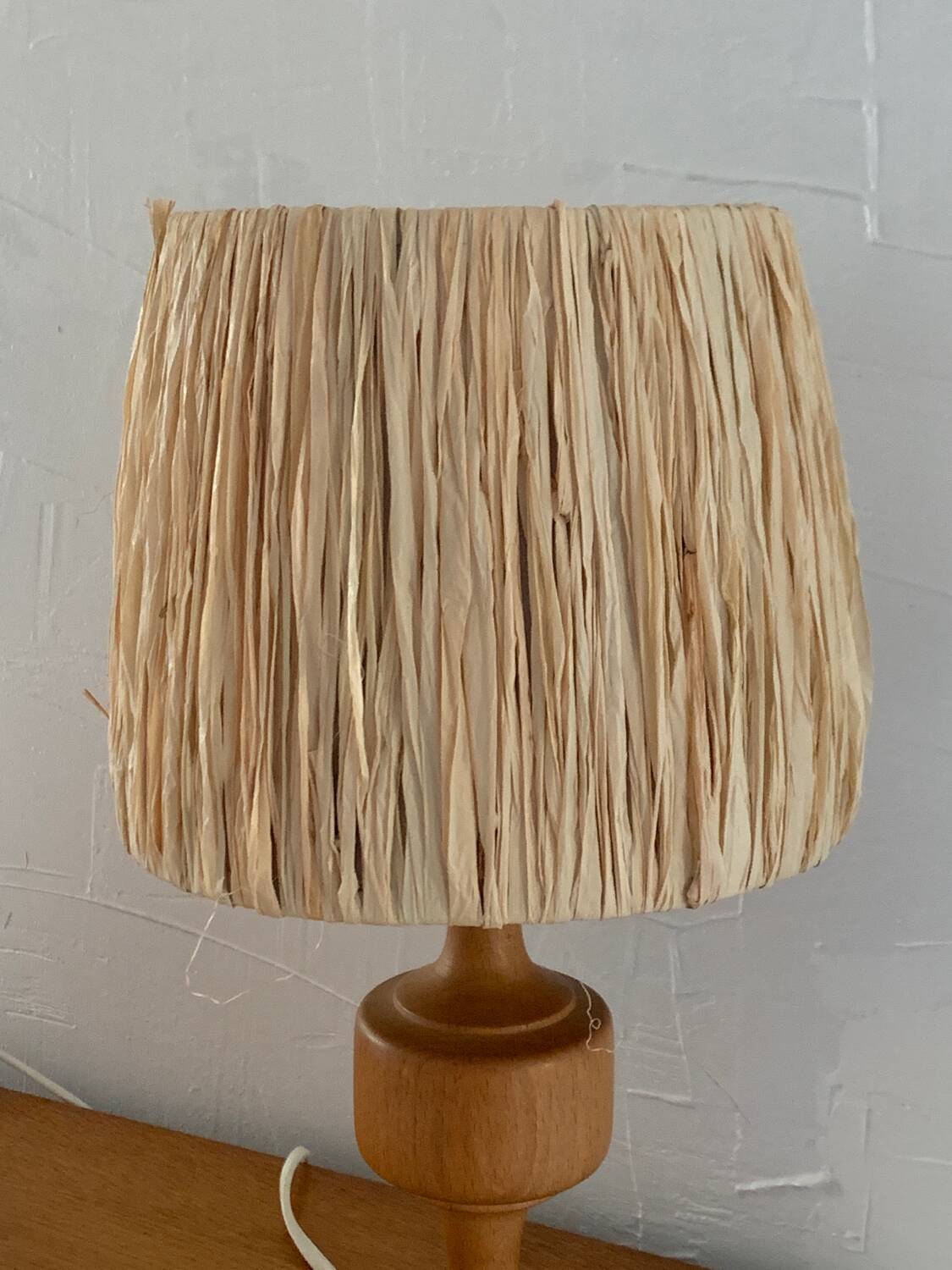 Wood and raffia foot lamp