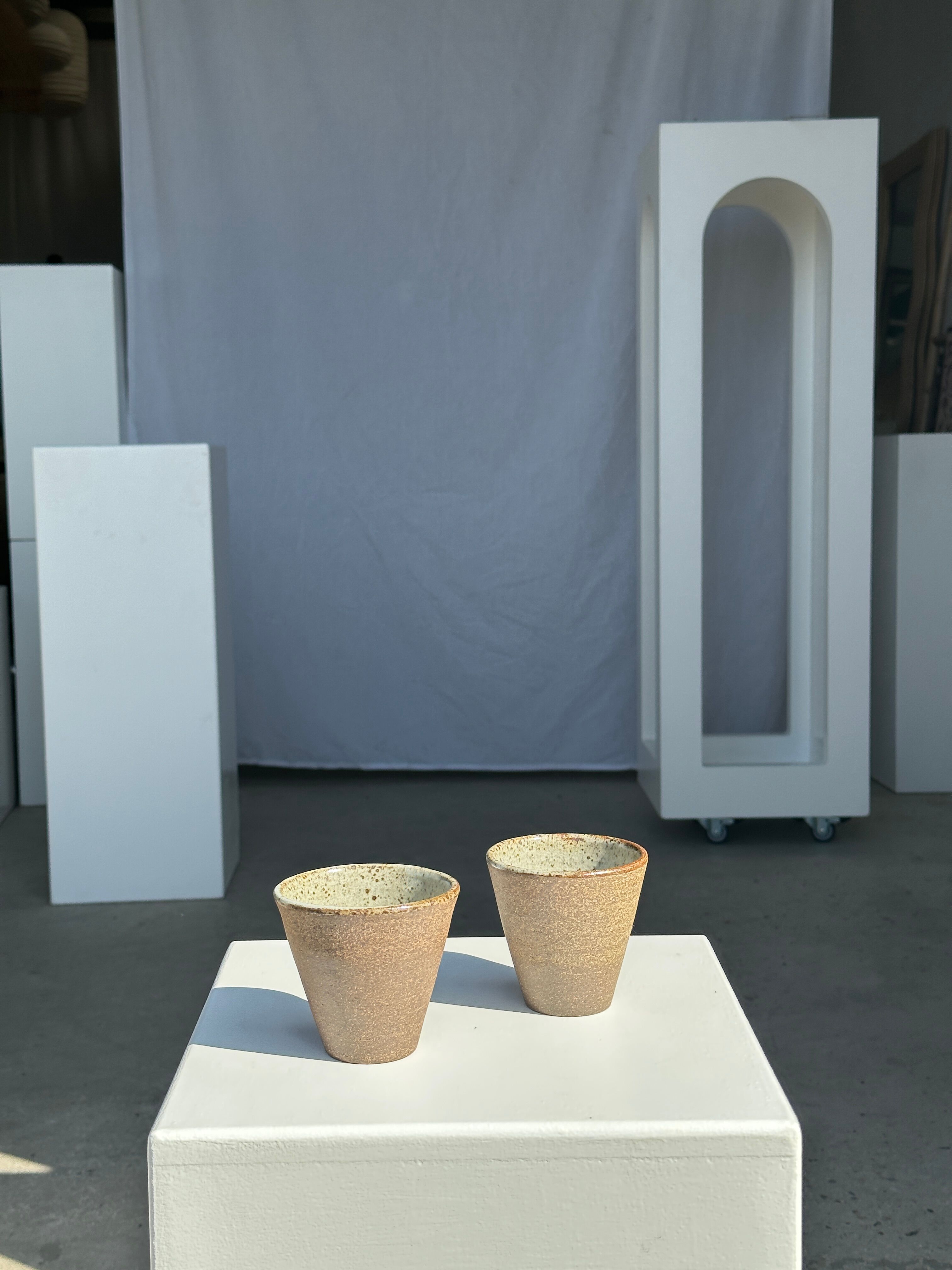 Lot de 2 tasses / mug en céramique indonésienne (mat brun)