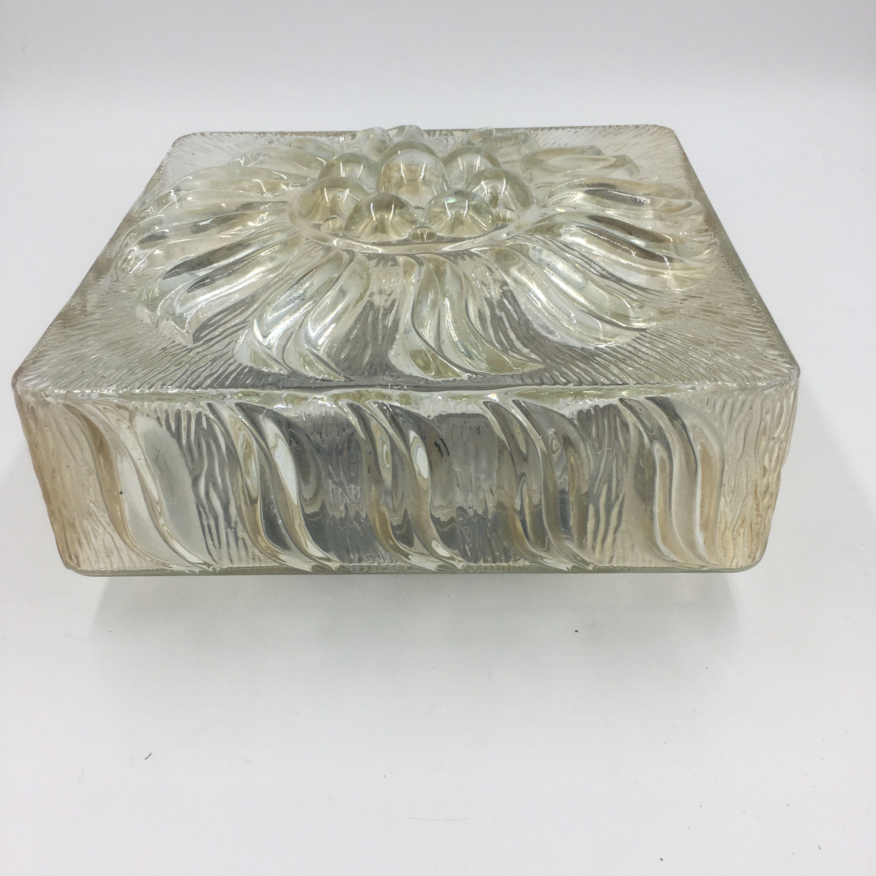 Applique en verre moulé en relief