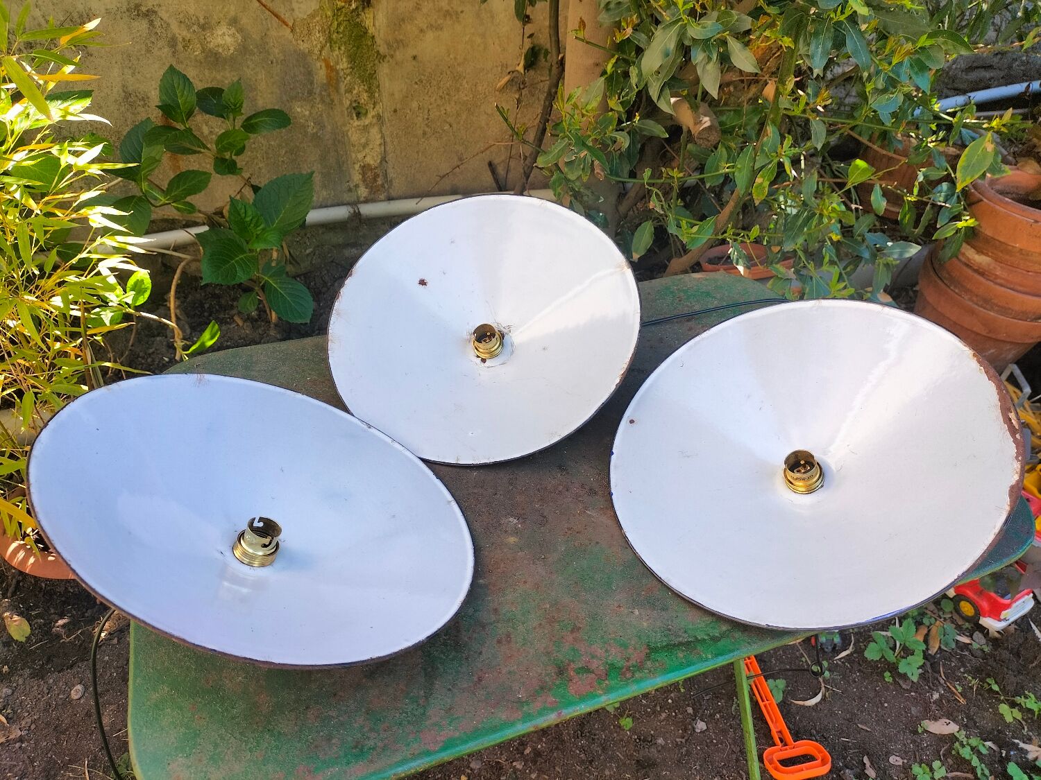Suspensions in blue enamelled sheets