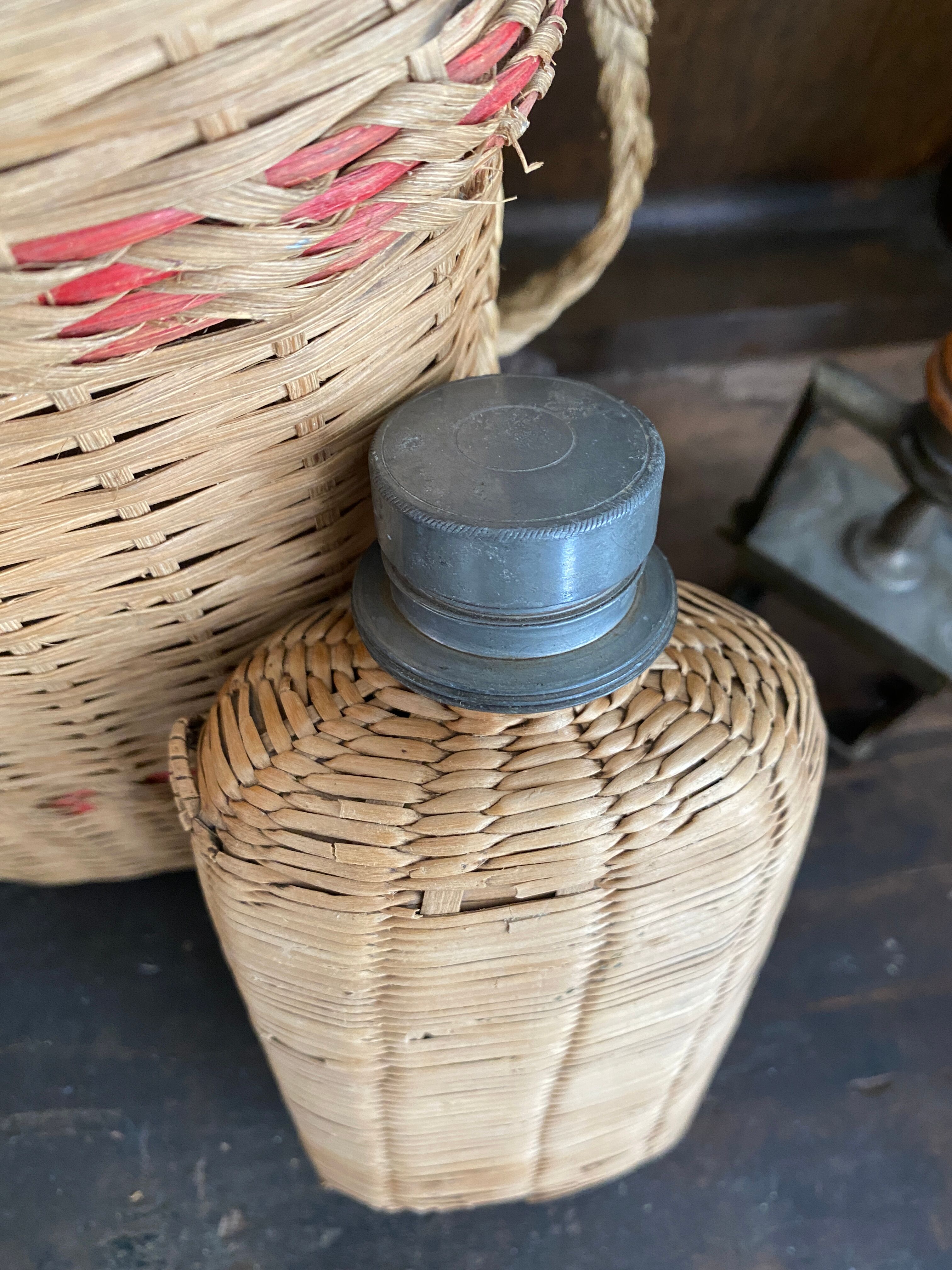 Duo de bouteilles en rotin