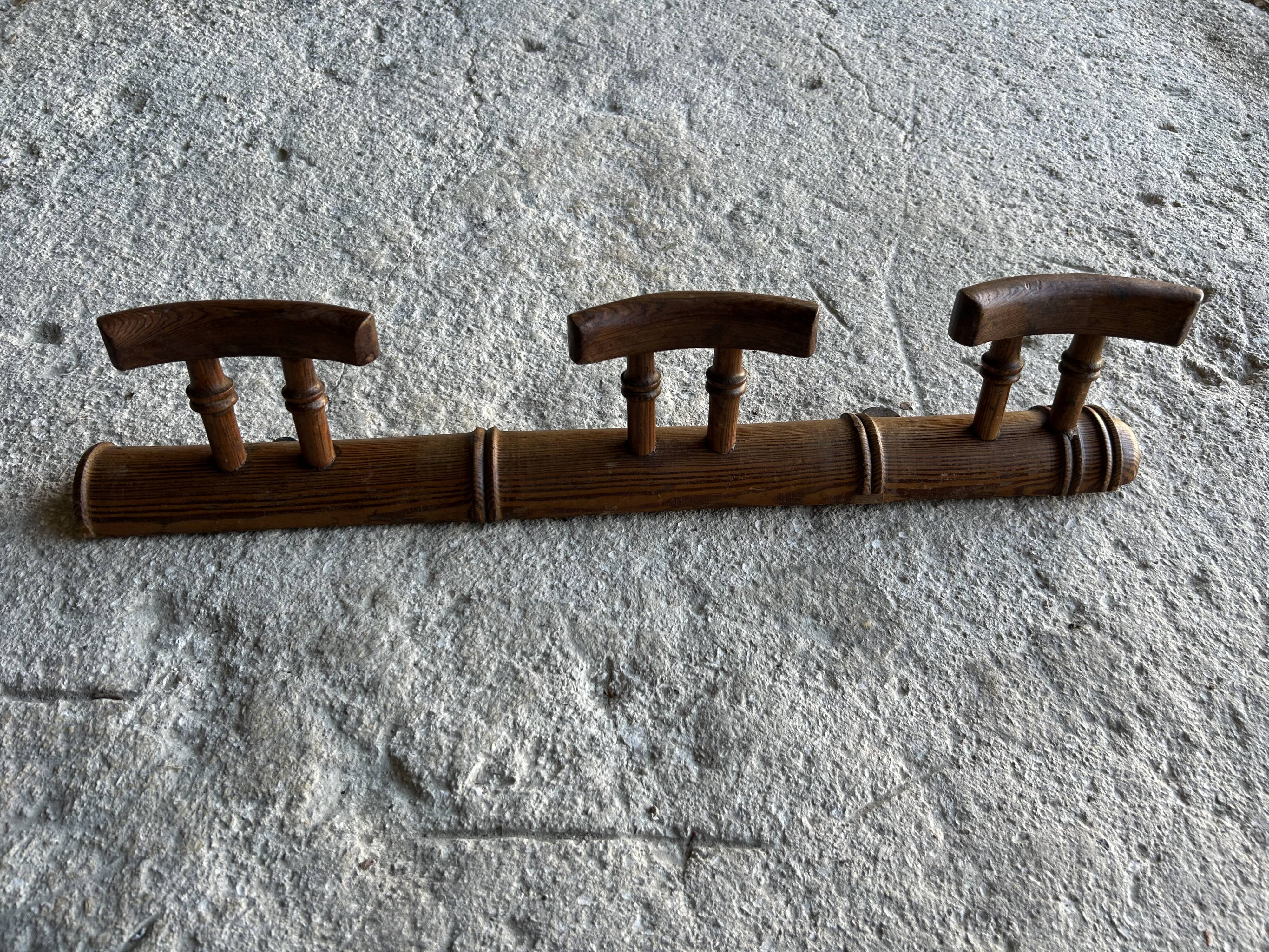 Portemanteau en pin ancien