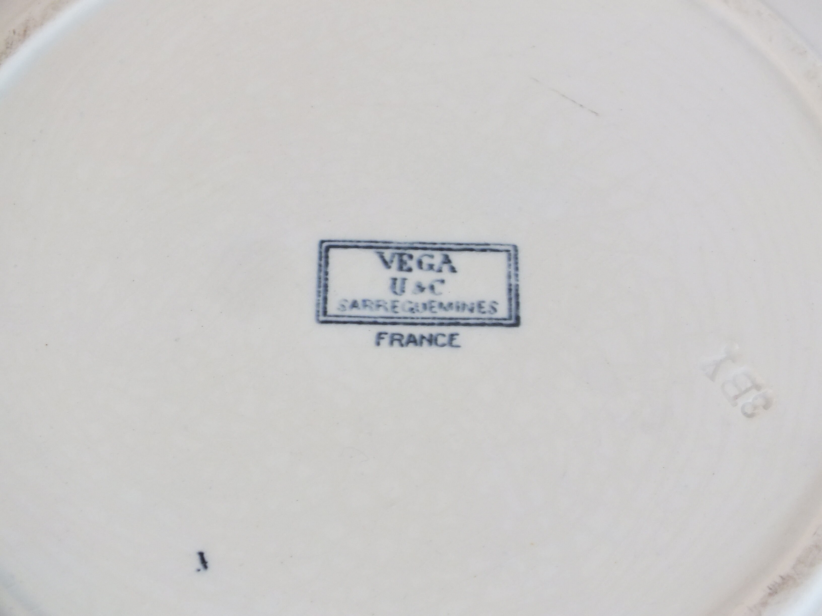 Round hollow dish Sarreguemines U&C Vega - 19th century floral decoration