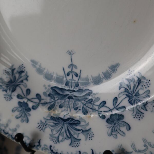 Lot de 8 assiettes creuses de la faïencerie de St Amand modèle Régence, terre de fer