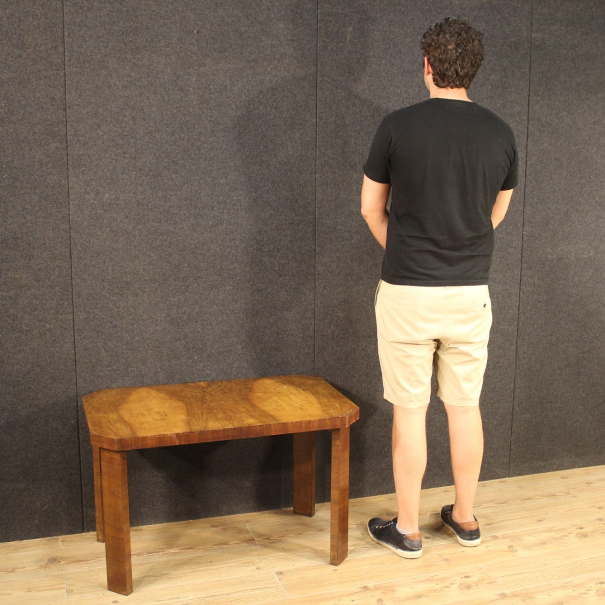 Table basse italienne en bois de noyer dans le style art déco