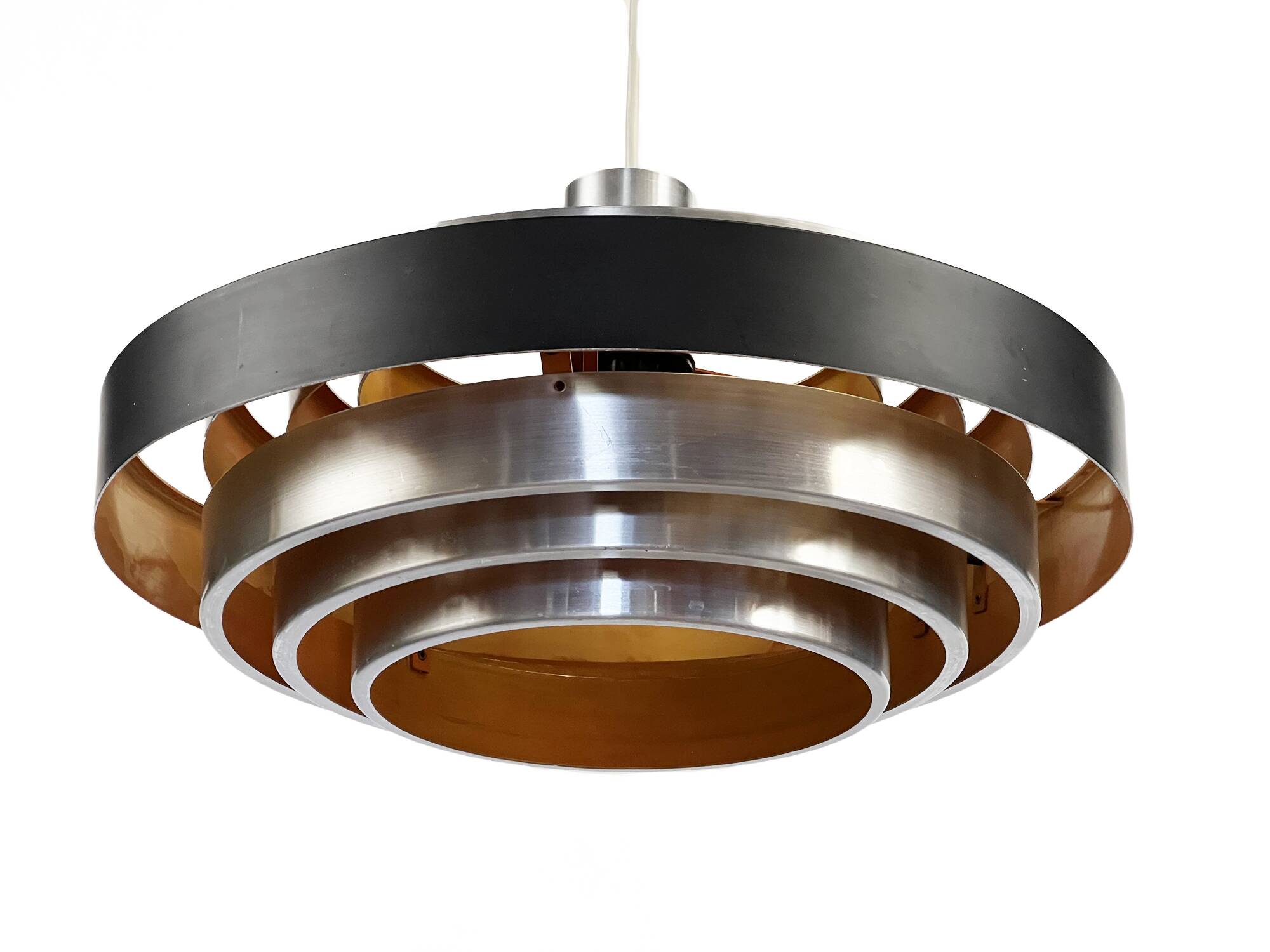 Suspension multicouche "space age" en aluminium brossé avec effet de lumière rouge. Danemark années 1960