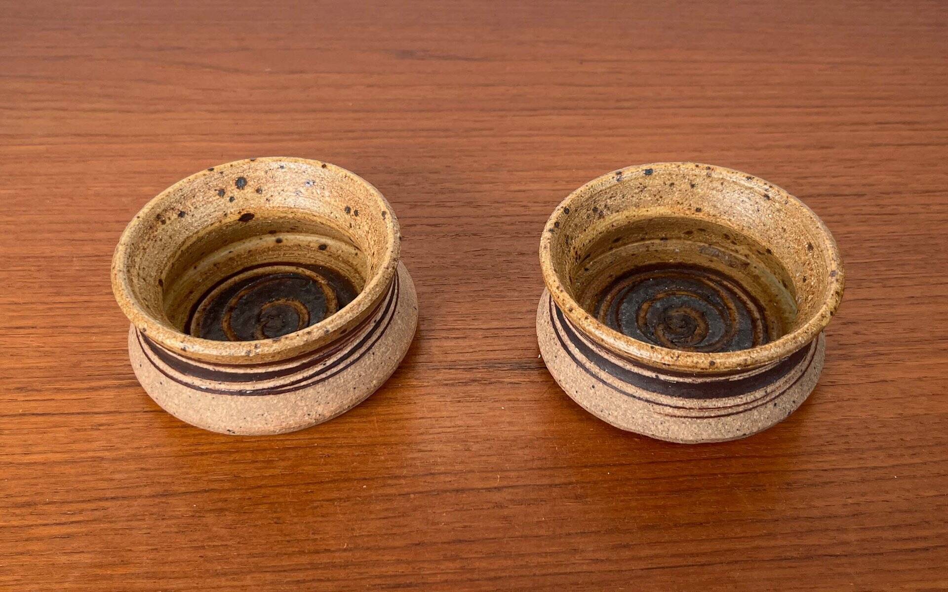 Set of 2 studio pottery bowls in modern mid-century Danish style by Tue Poulsen for Tue Keramik, 1960s.