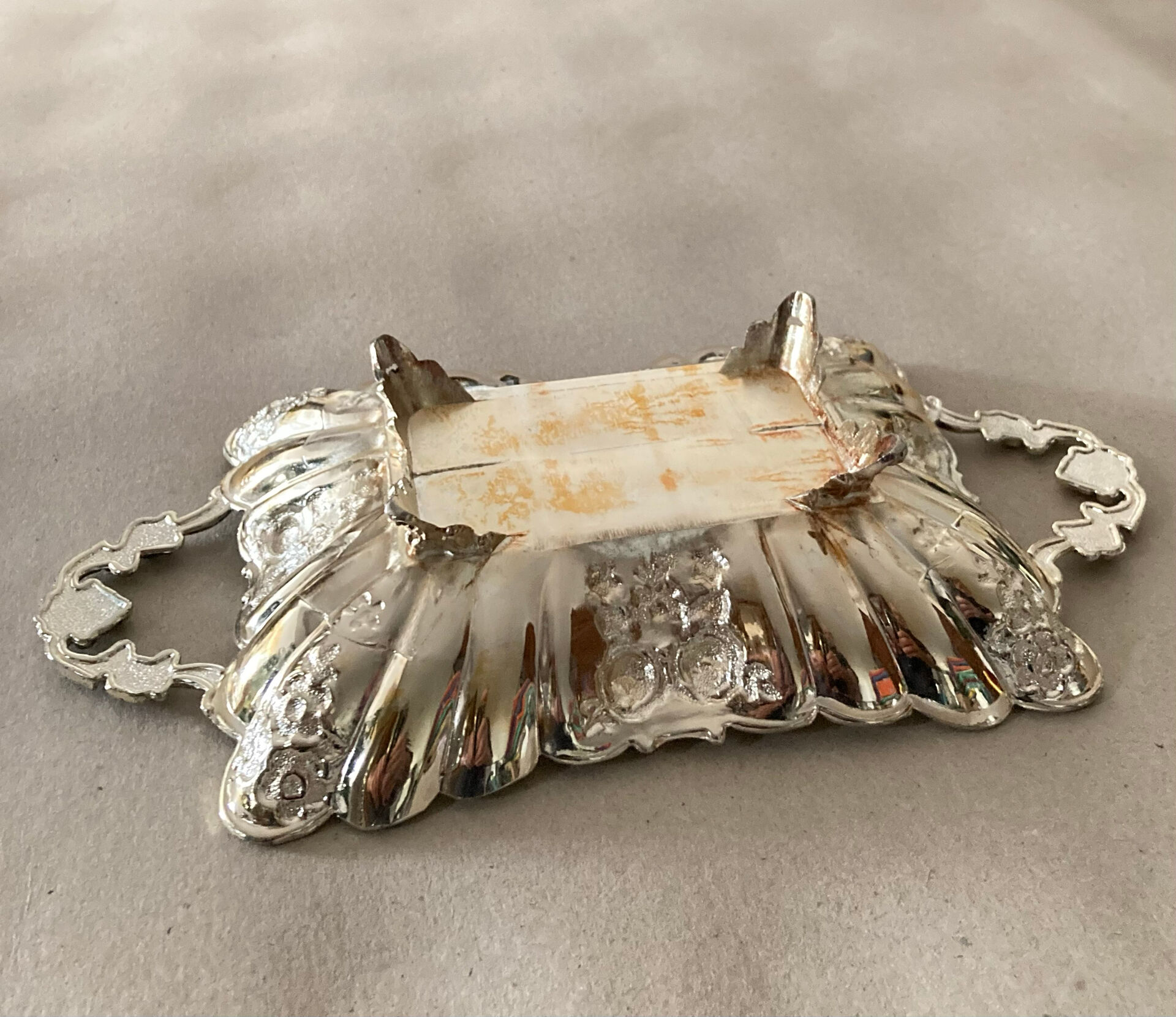 St Louis XV style letter tray, empty pocket, 20th century, in repoussé metal.