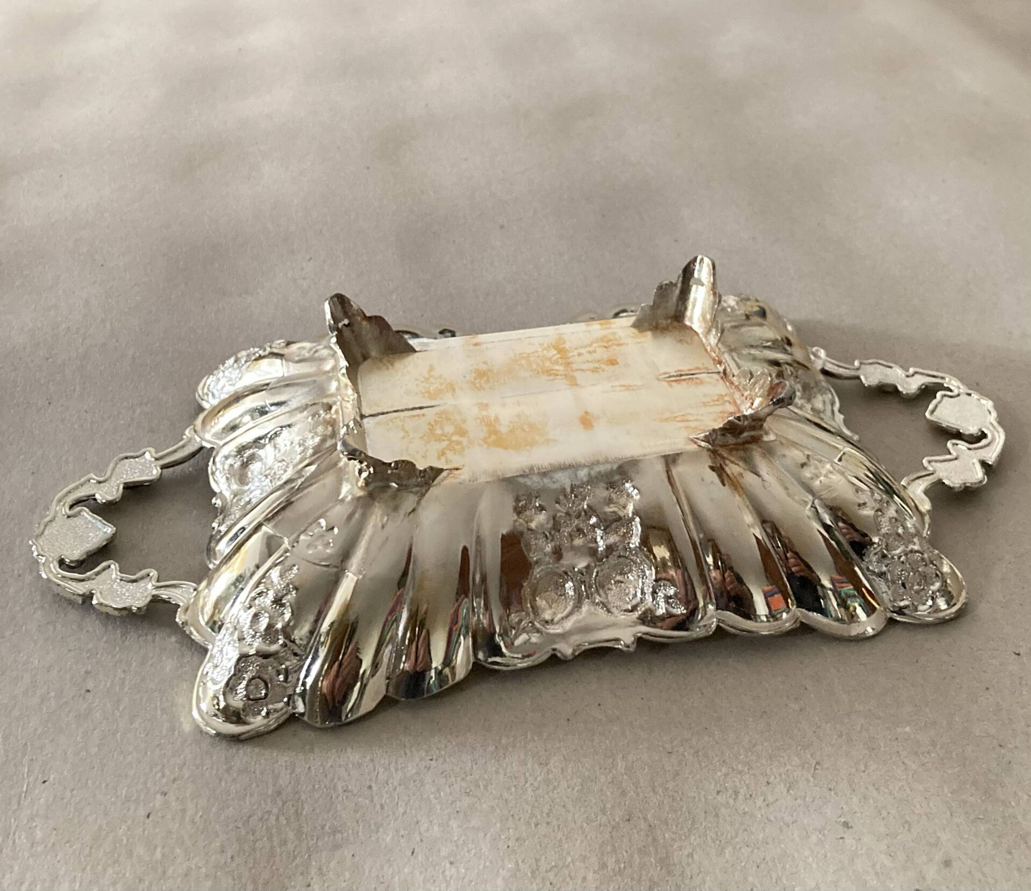 St Louis XV style letter tray, empty pocket, 20th century, in repoussé metal.