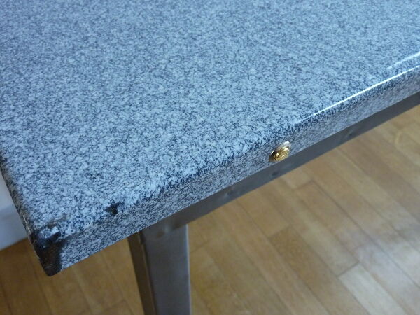 Table de cuisine en métal plateau émaillé moucheté gris années 40