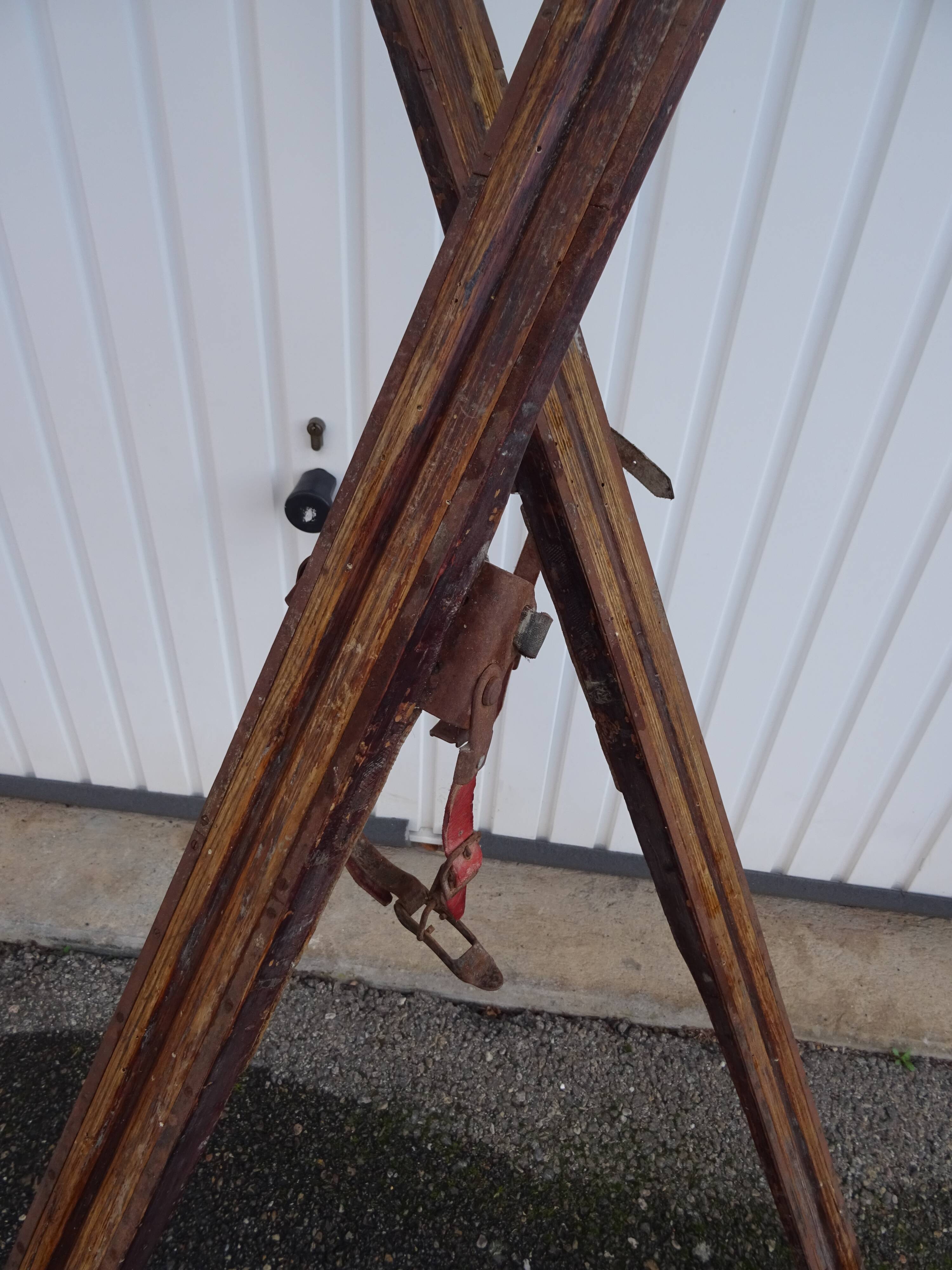 Ancienne paire de skis en bois l'Alpestre