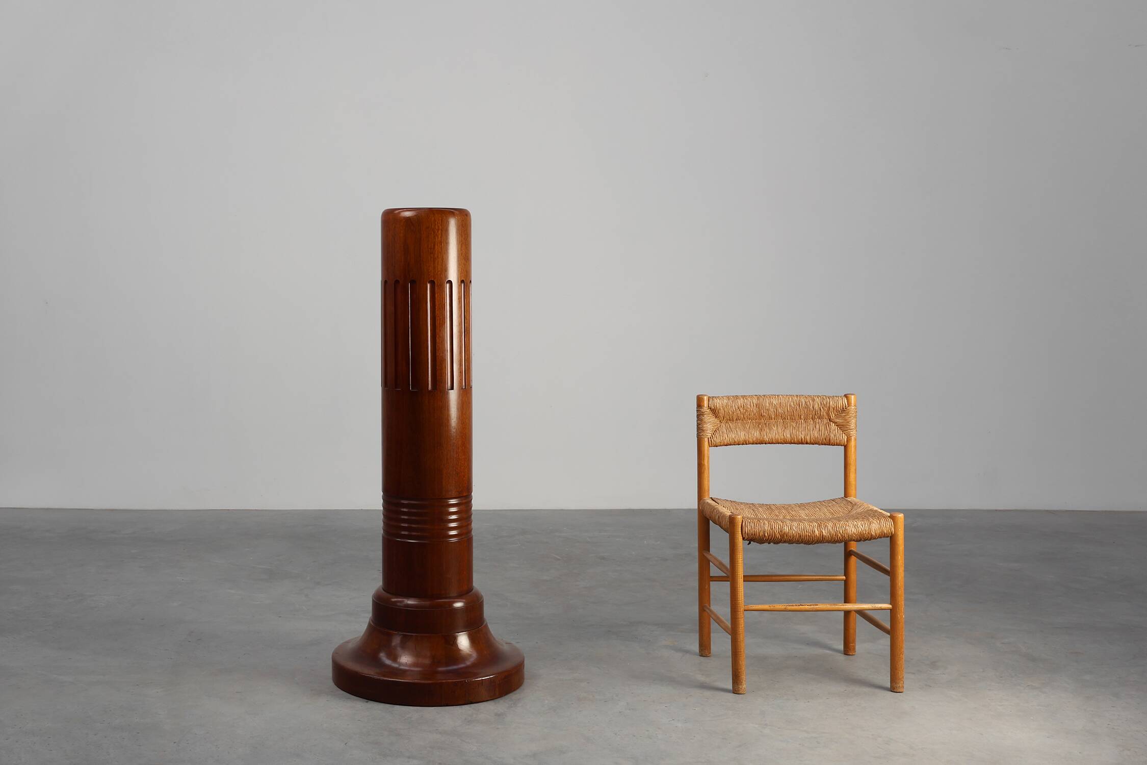 Pédestal en bois massif Art Déco sculptural, France vers 1925