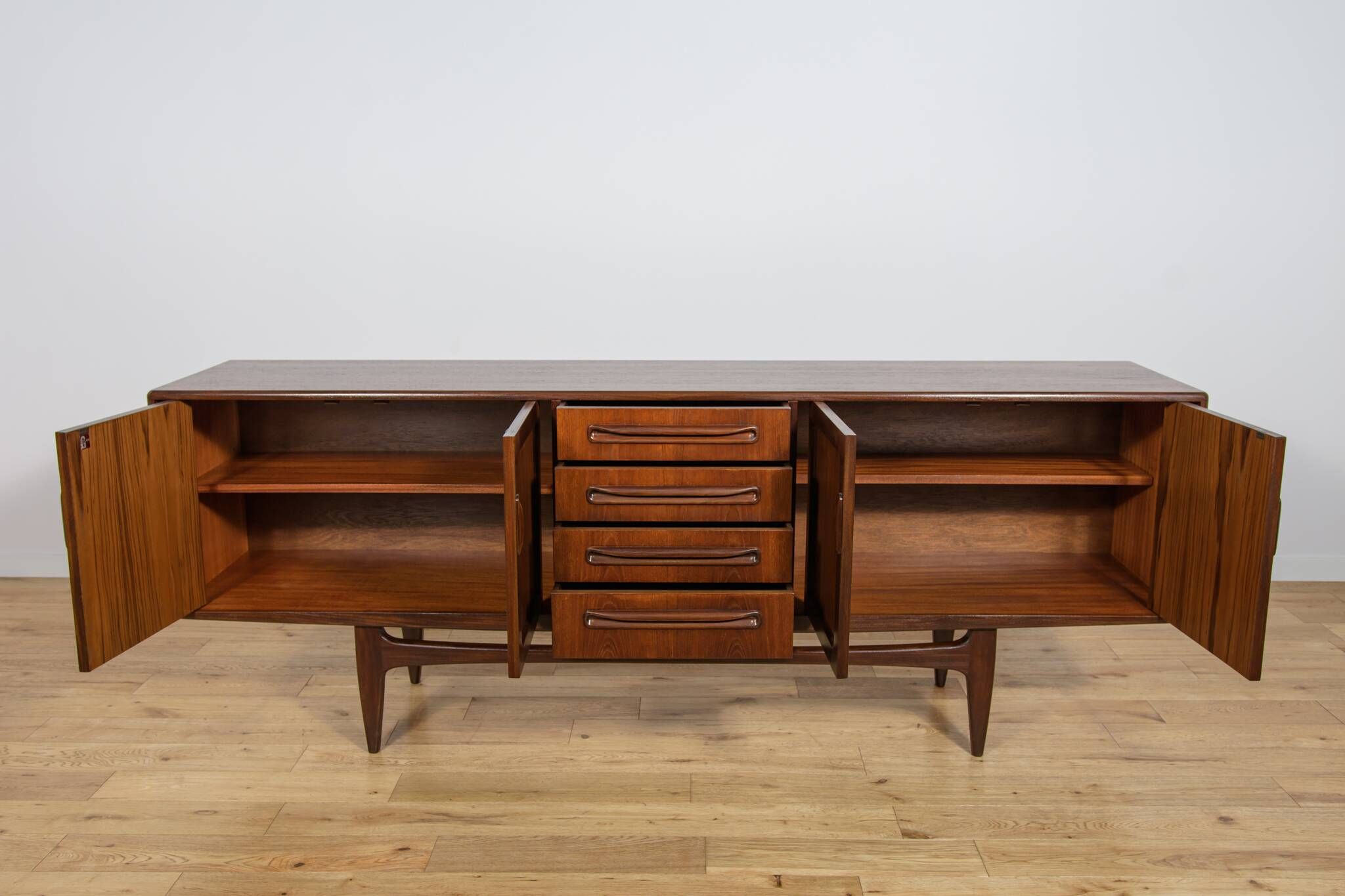 Buffet Mid-Century Modern par Victor Wilkins pour G-Plan, années 1960.