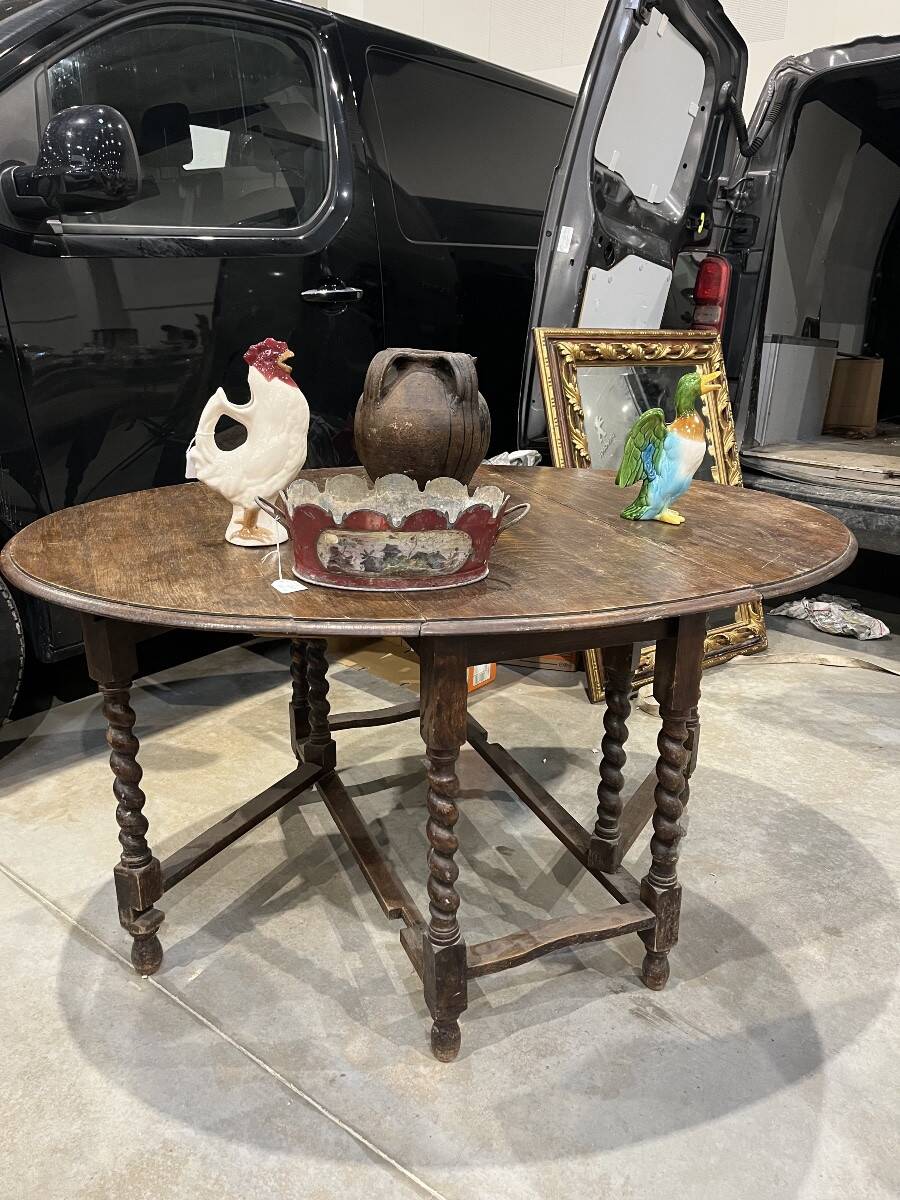 Gateleg table