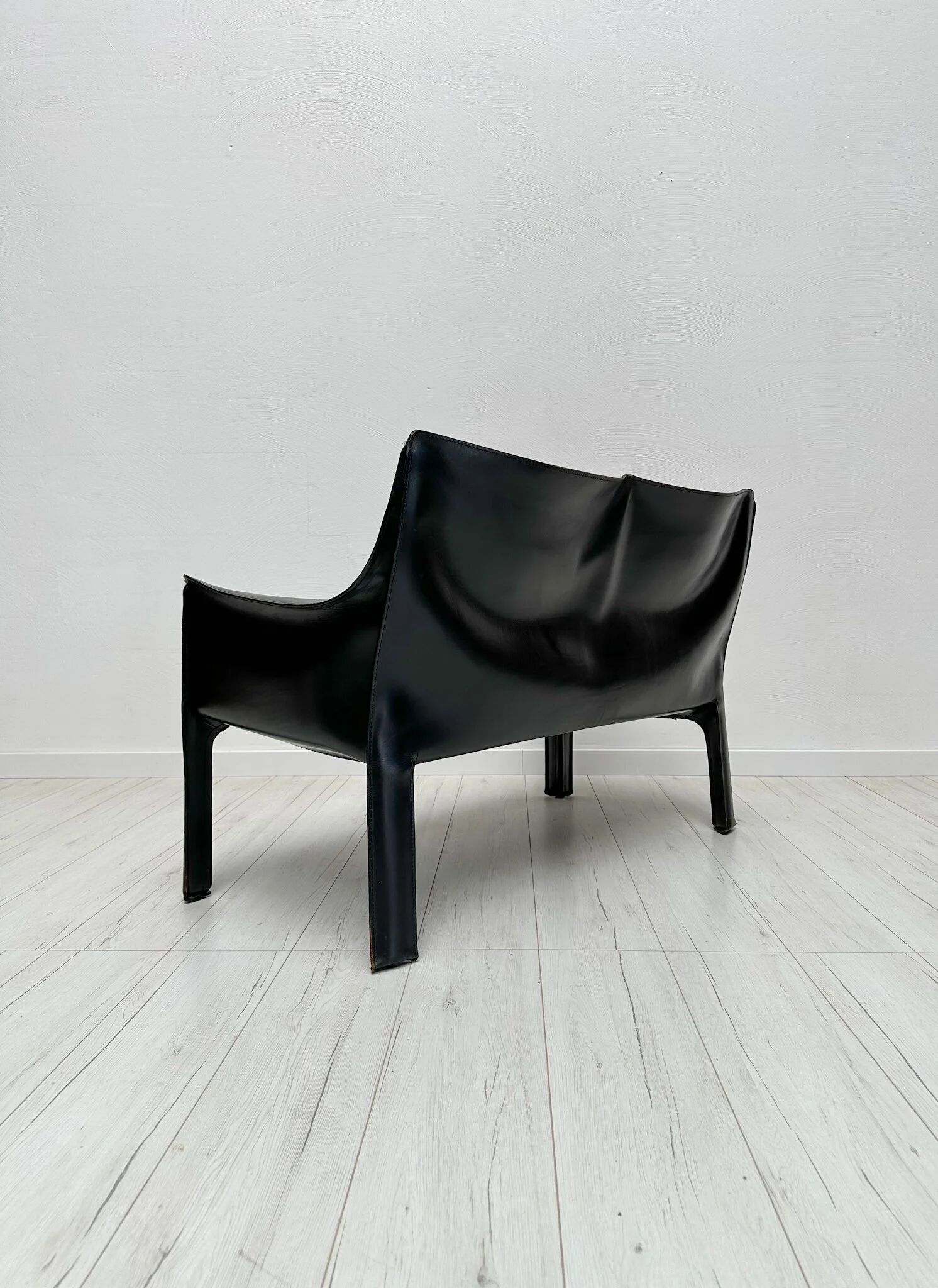 1980s vintage Italian designer ‘CAB 414’ 2-seater leather sofa by Mario Bellini for Cassina in black leather