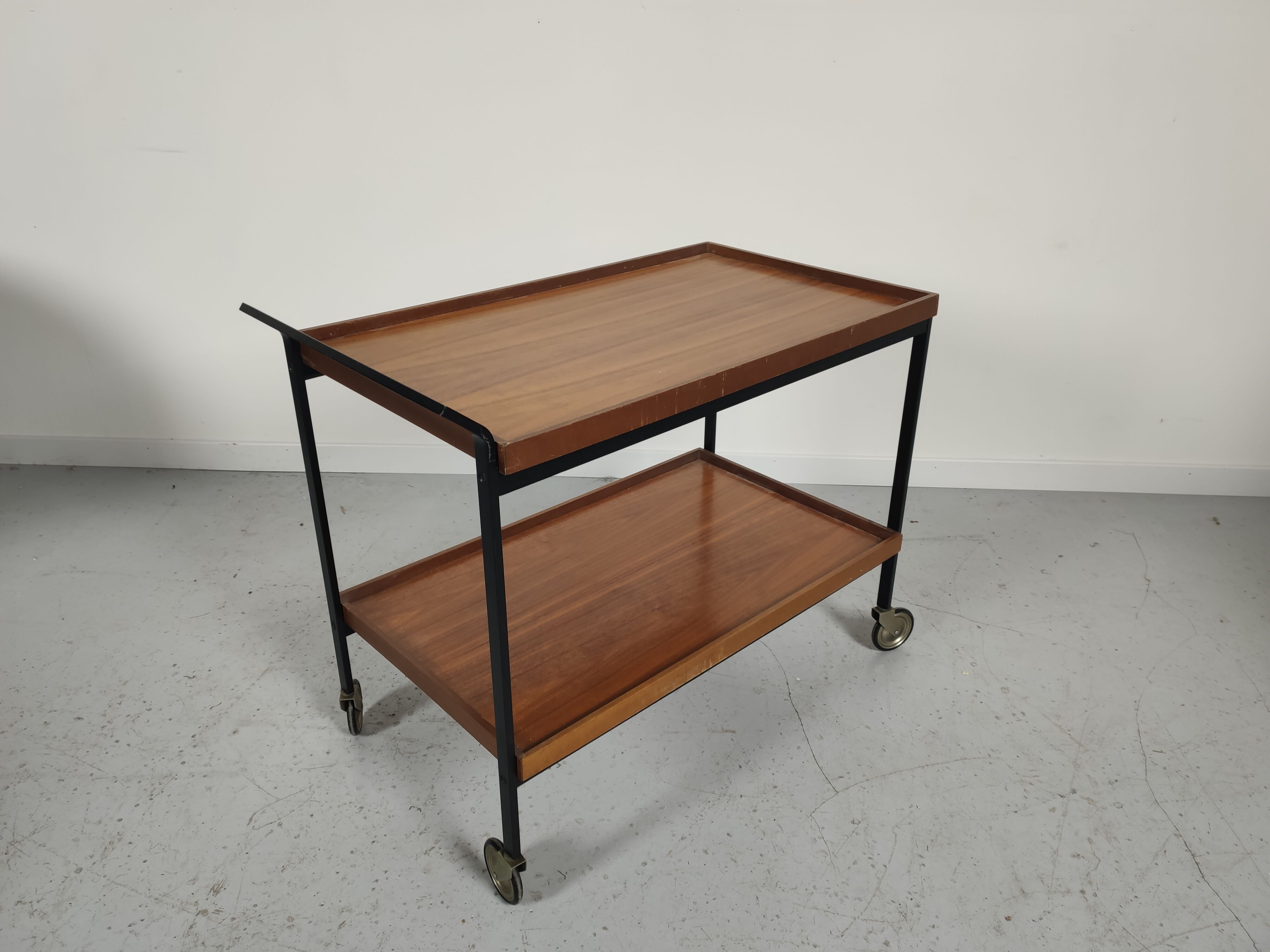 Scandinavian serving table 60/70