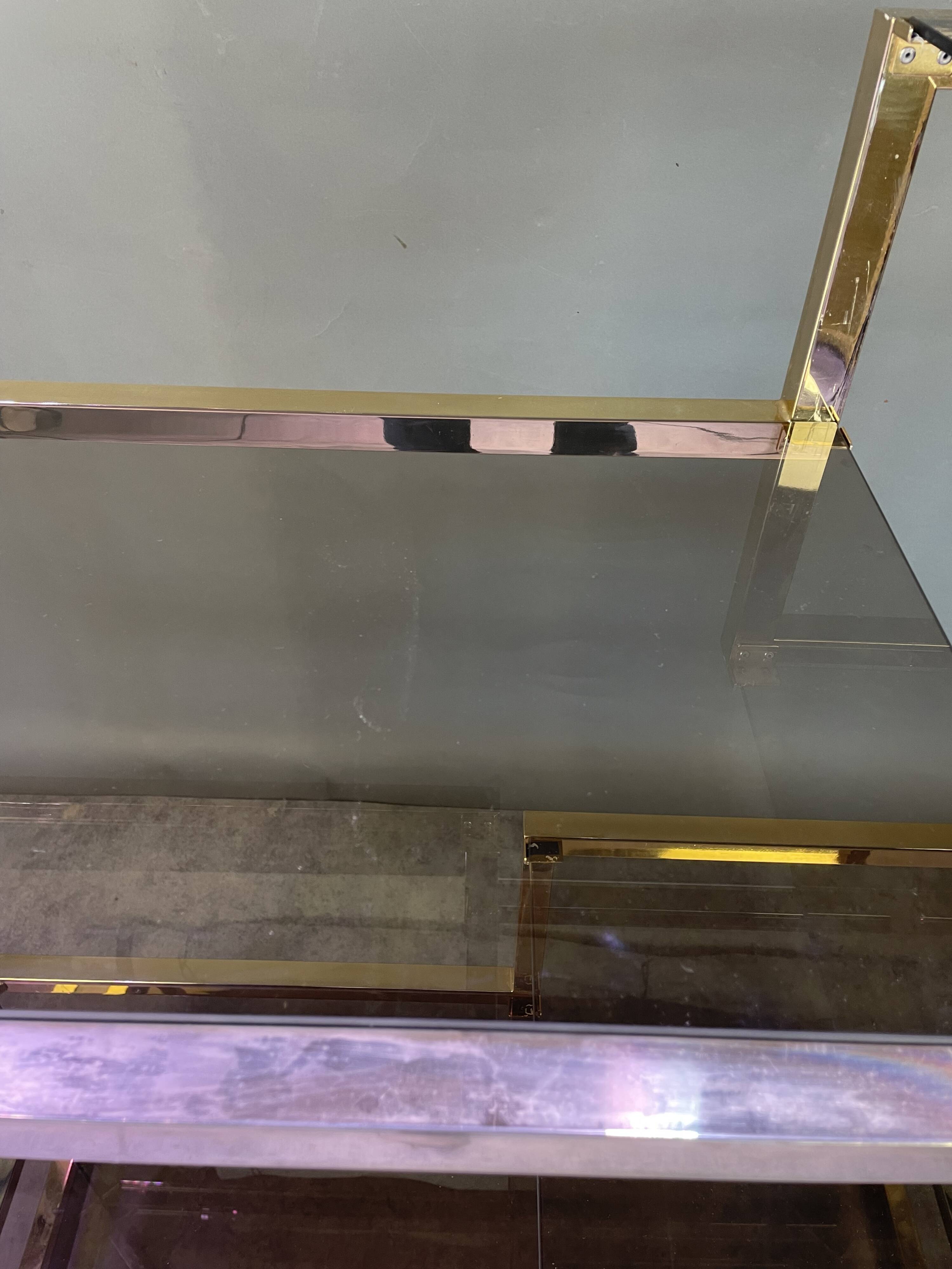 Etagère italienne en métal doré et verre fumé