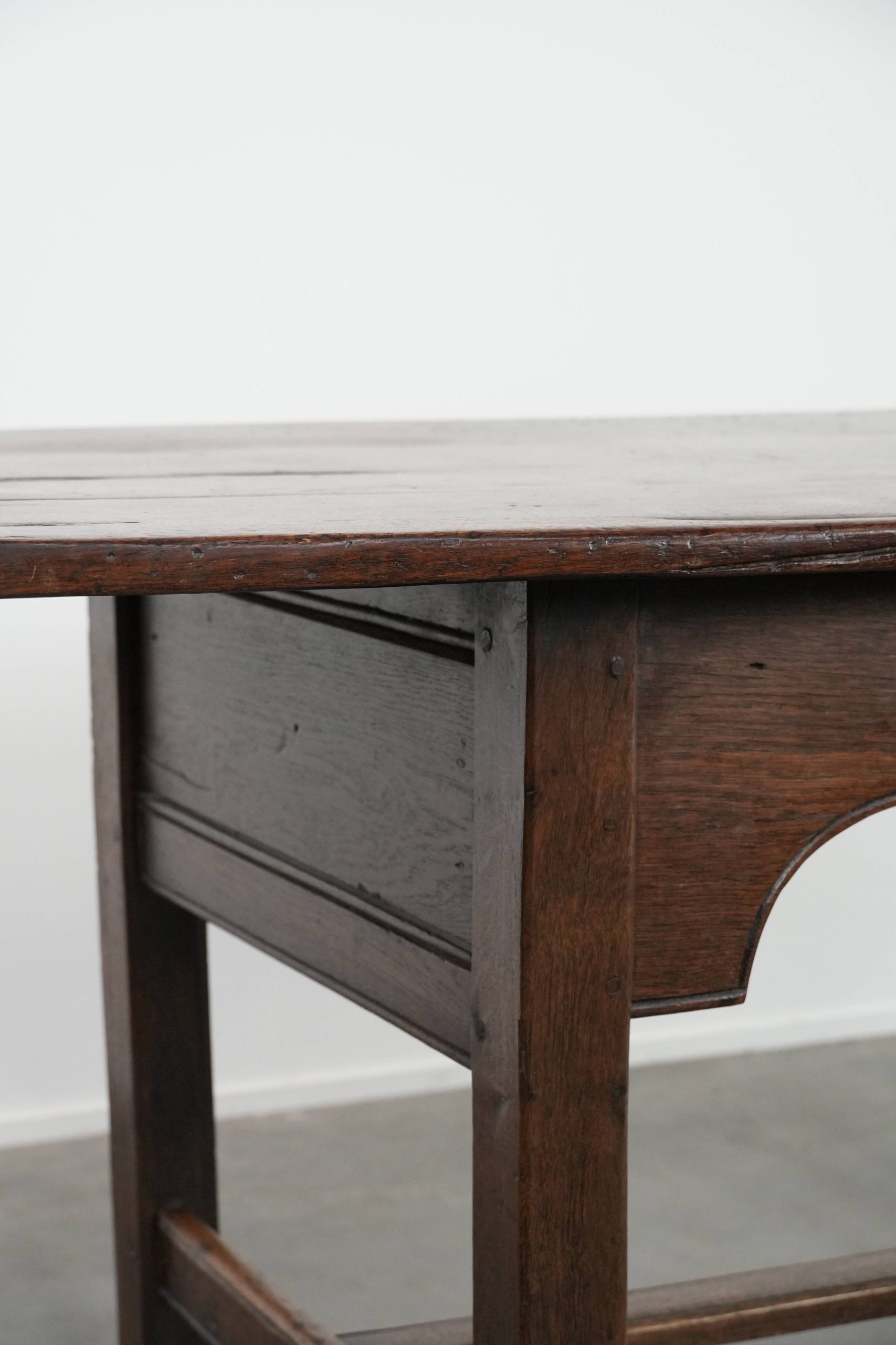 Antique English oak dining table from the 18th century for 4 to 6 people