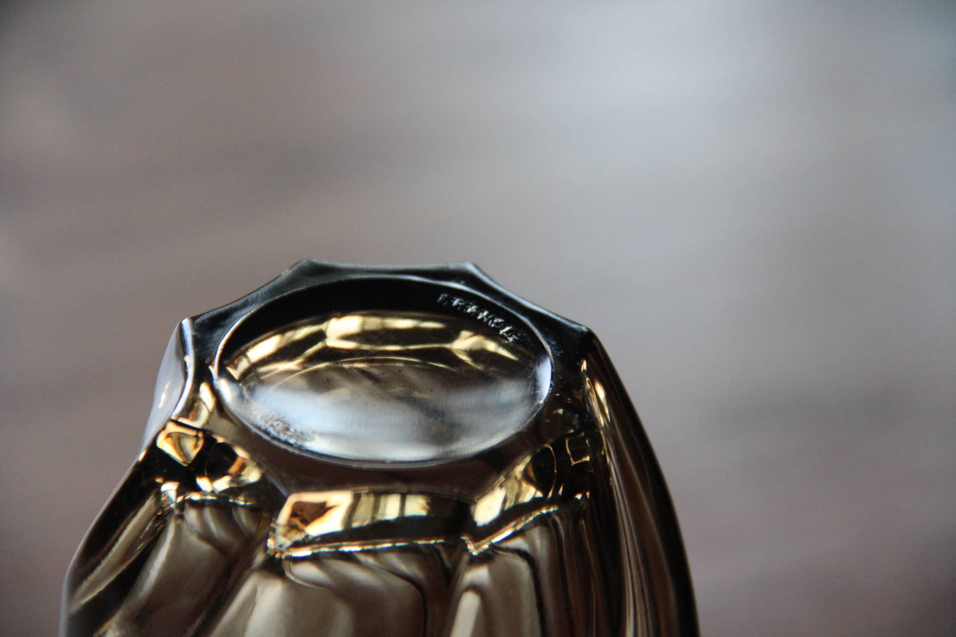 Petit vase en verre torsadé brun