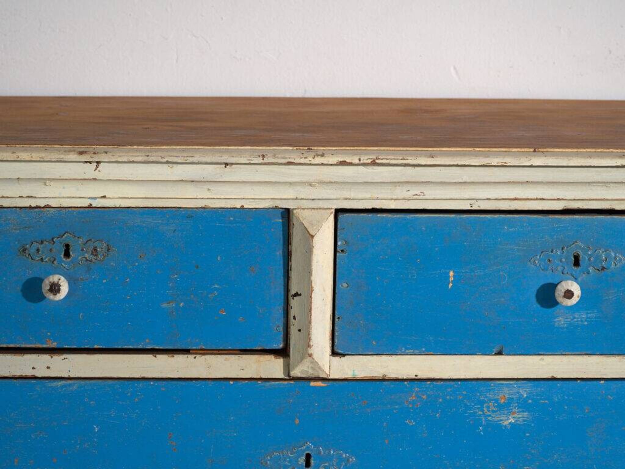 Commode ancienne peinte en pin – Europe centrale, vers 1890