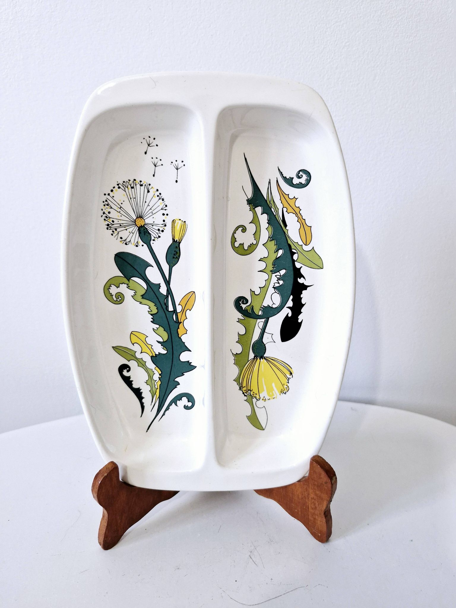 Partitioned plate in porcelain, dandelion model, Villeroy and Boch.