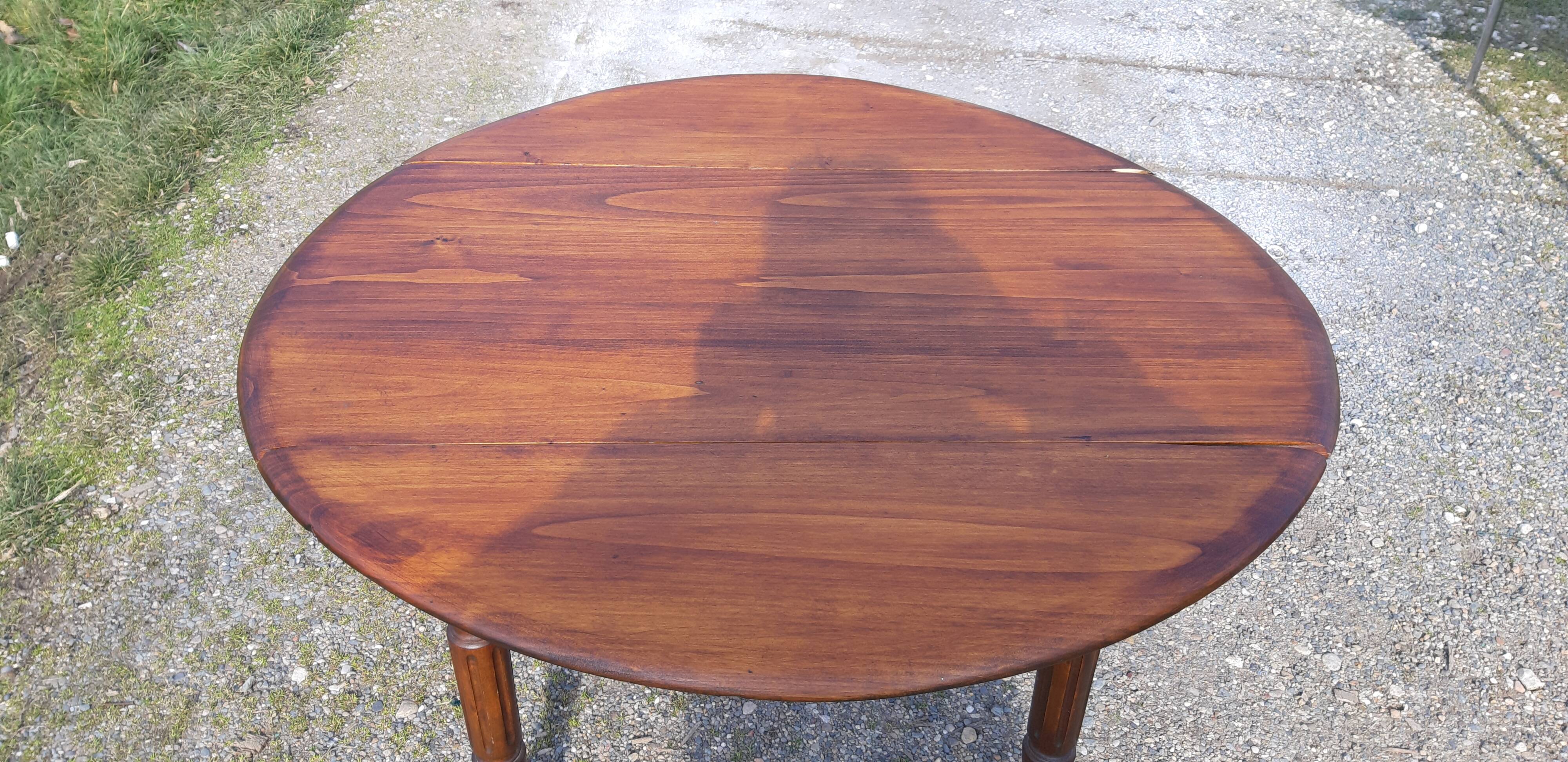 Round table in pine , with flaps
