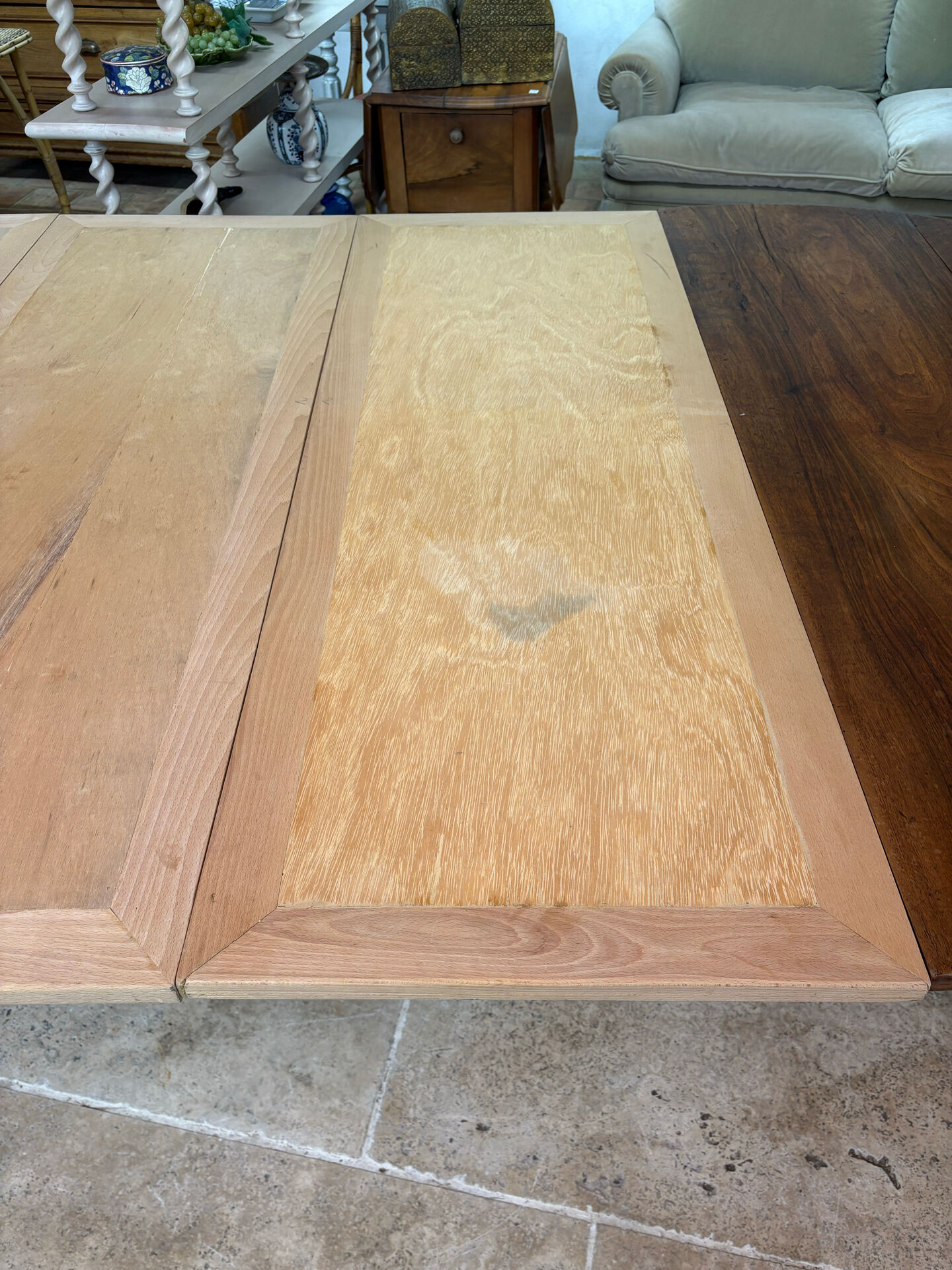 Extendable dining table
