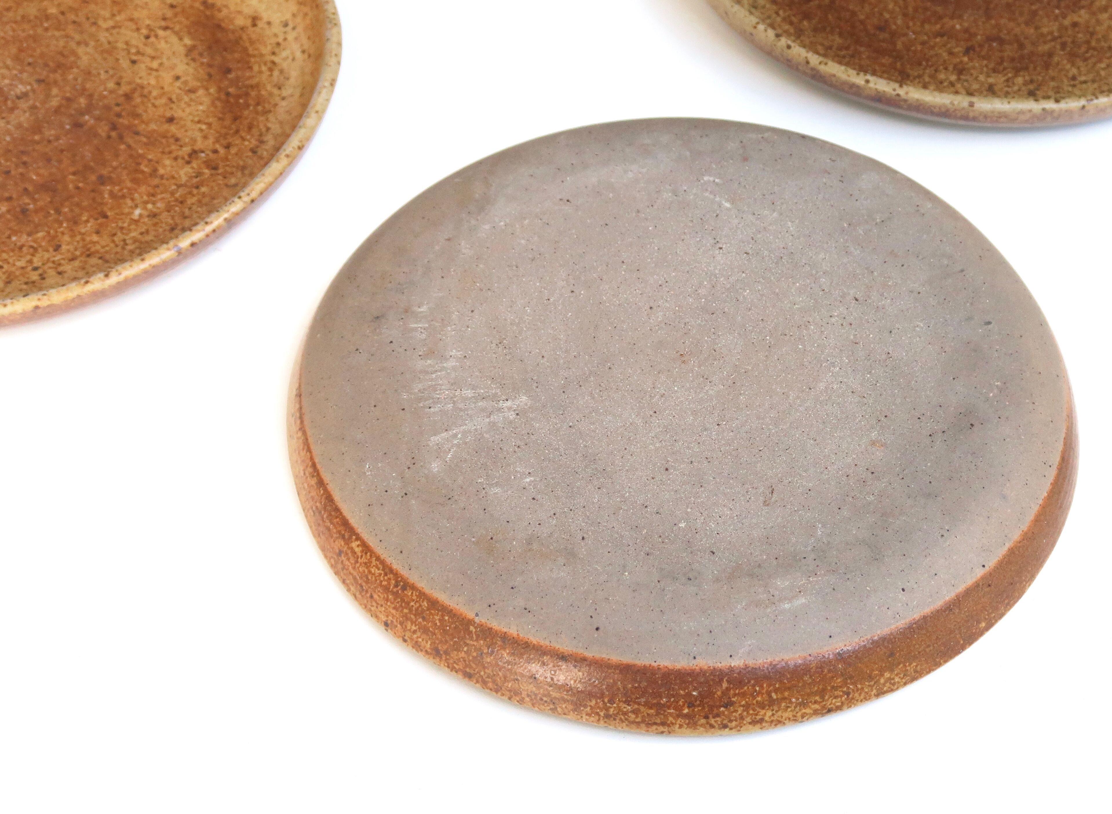 Set of 4 flat sandstone plates, 70s