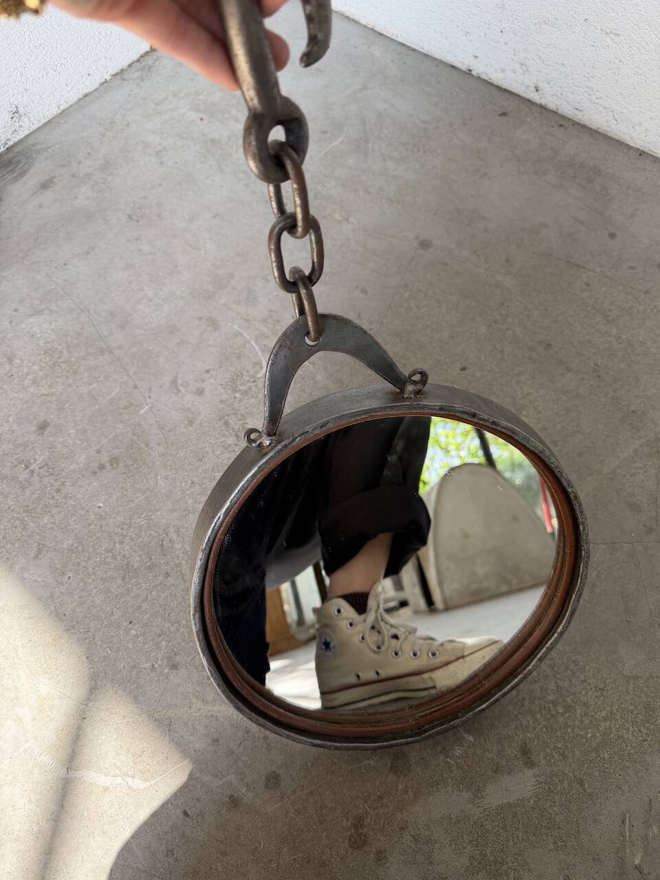 Miroir brutaliste métal et chaîne 1950