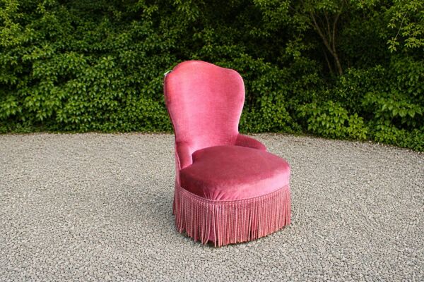 Fauteuil crapaud vintage en velours rose à franges – petit fauteuil boudoir