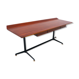 bureau en bois du milieu