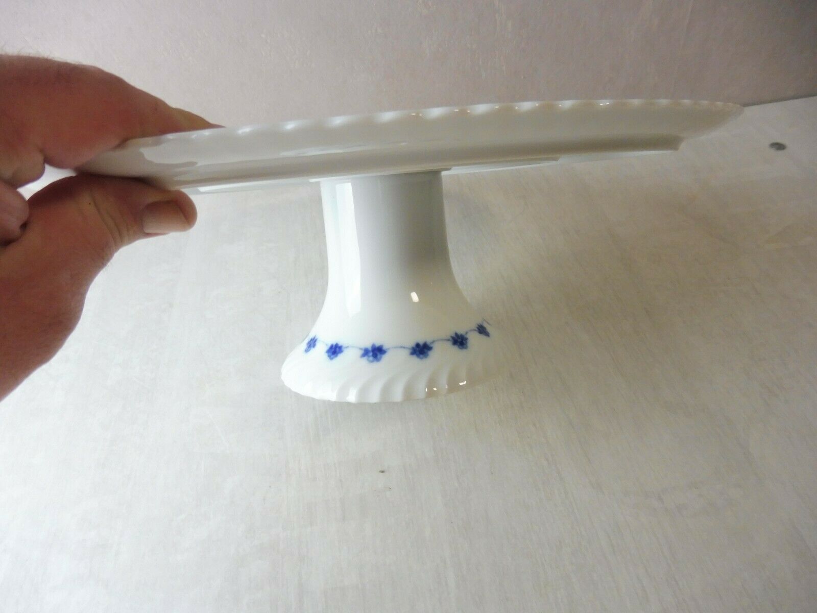 Old standing cake dish, flower décor