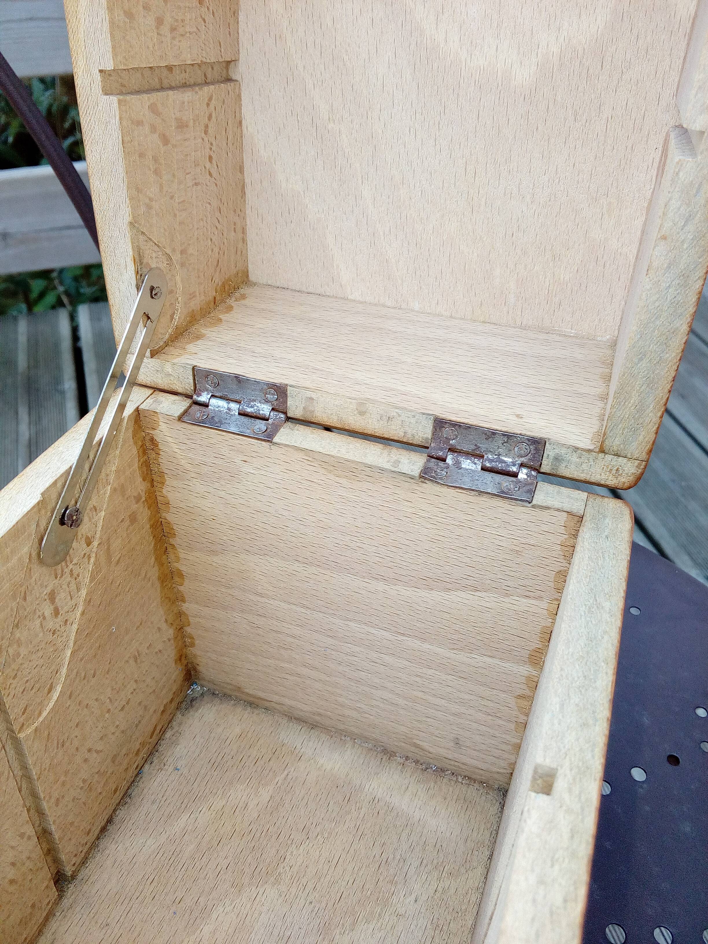 Wooden plug box