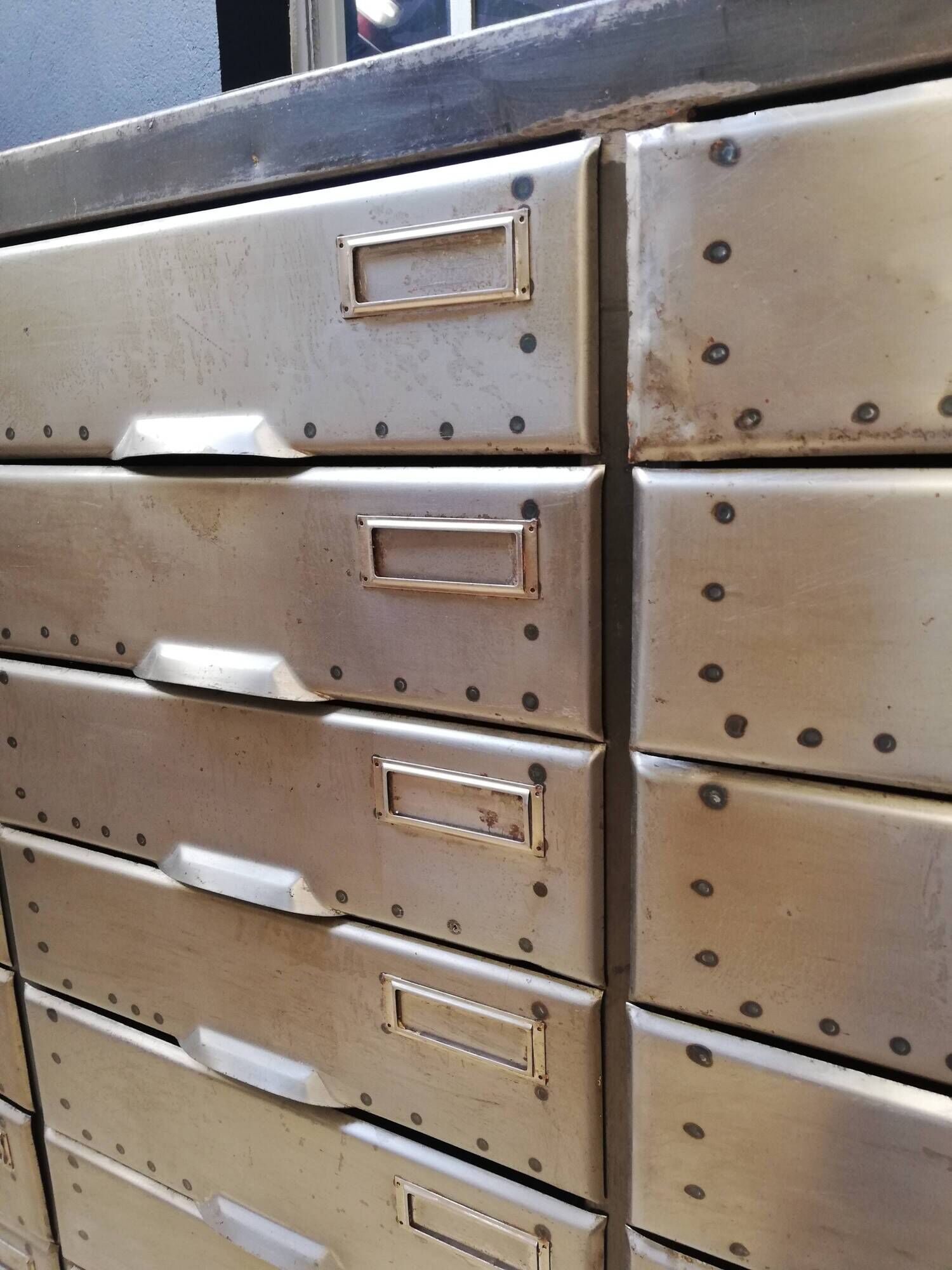 Industrial clamshell cabinet, metal lockers