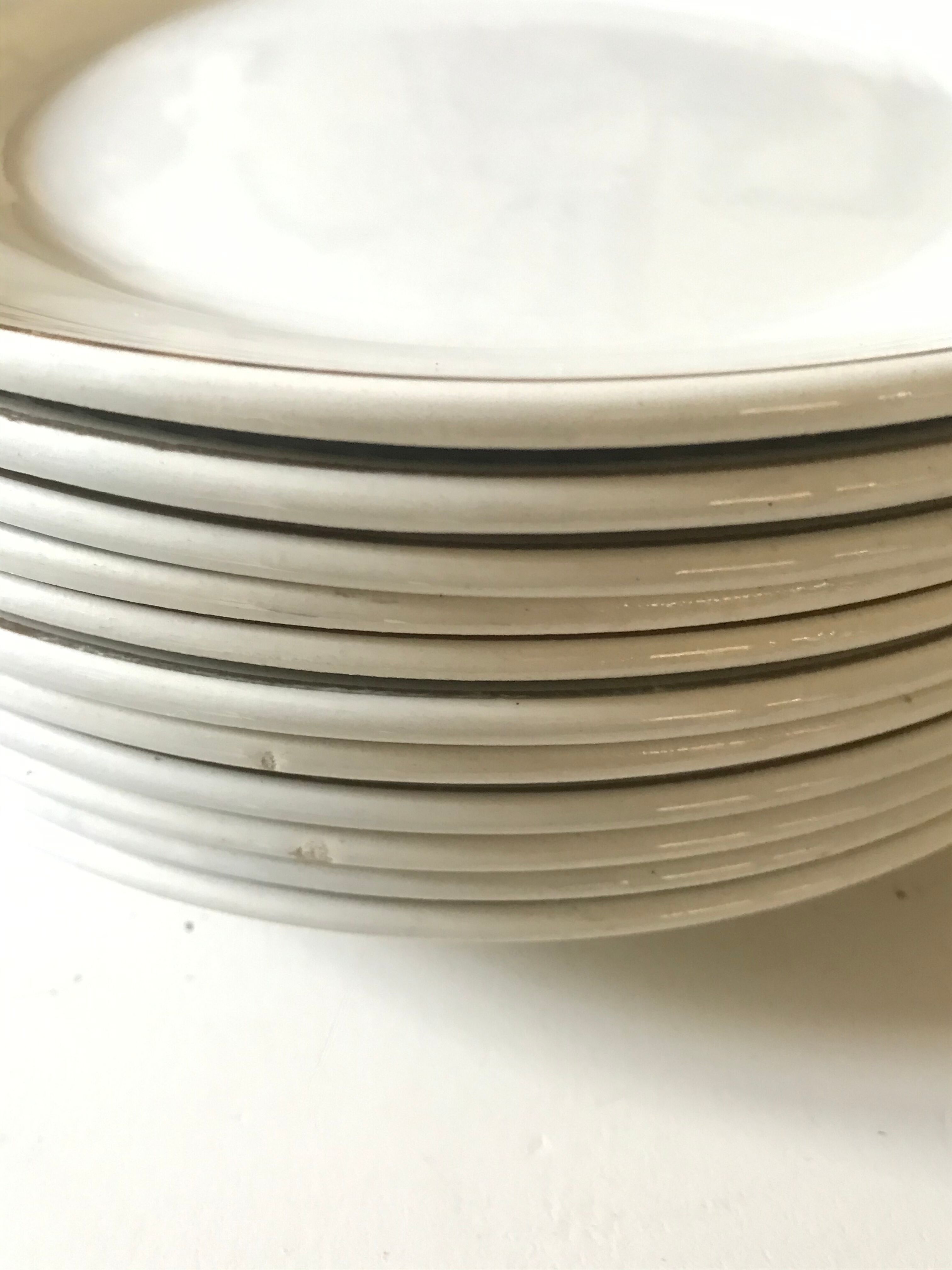 Set of 10 flat plates in gold style ceramic