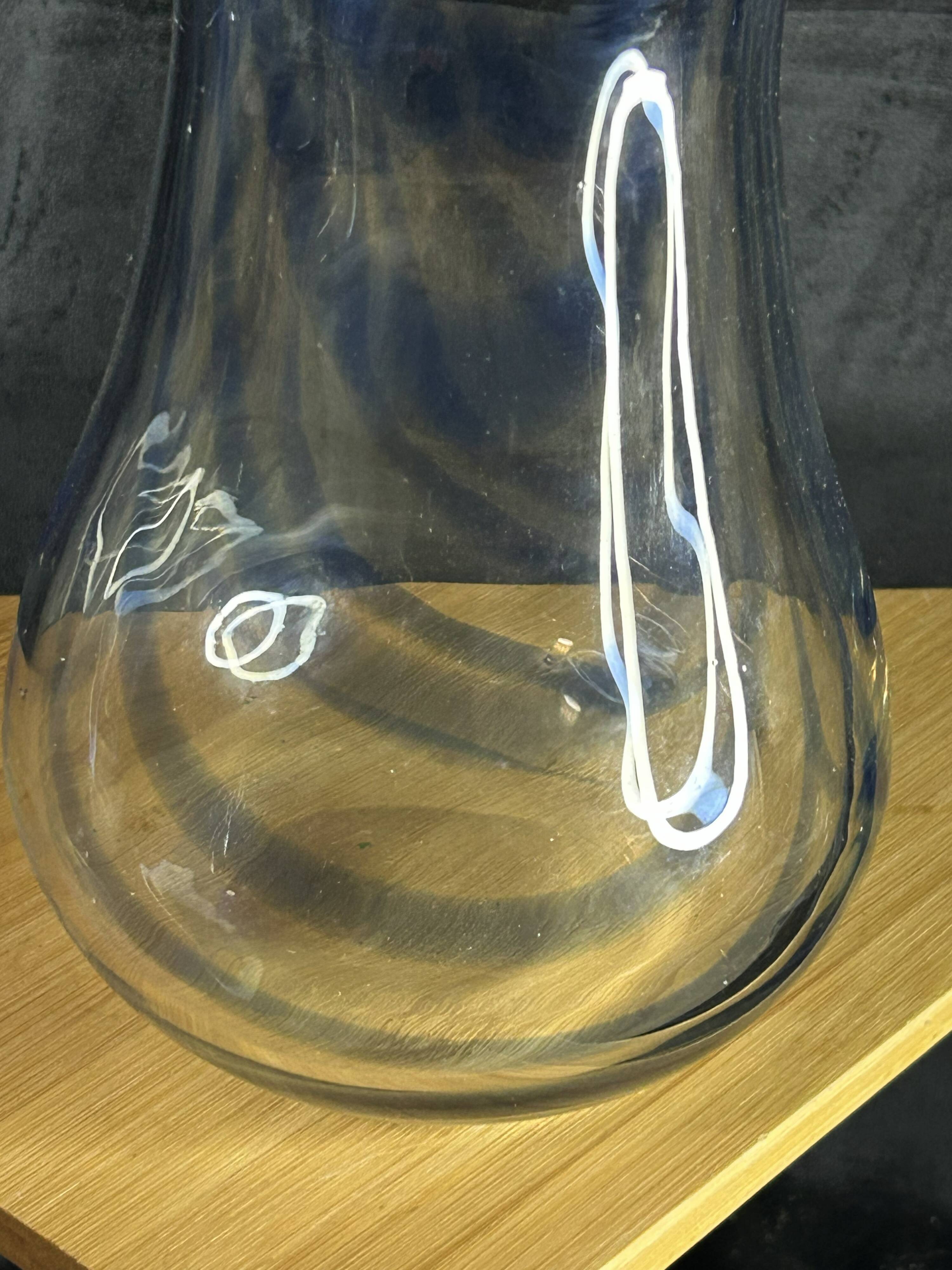Vase Biot en verre soufflé à inclusions bleues – France vintage – H 23 cm
