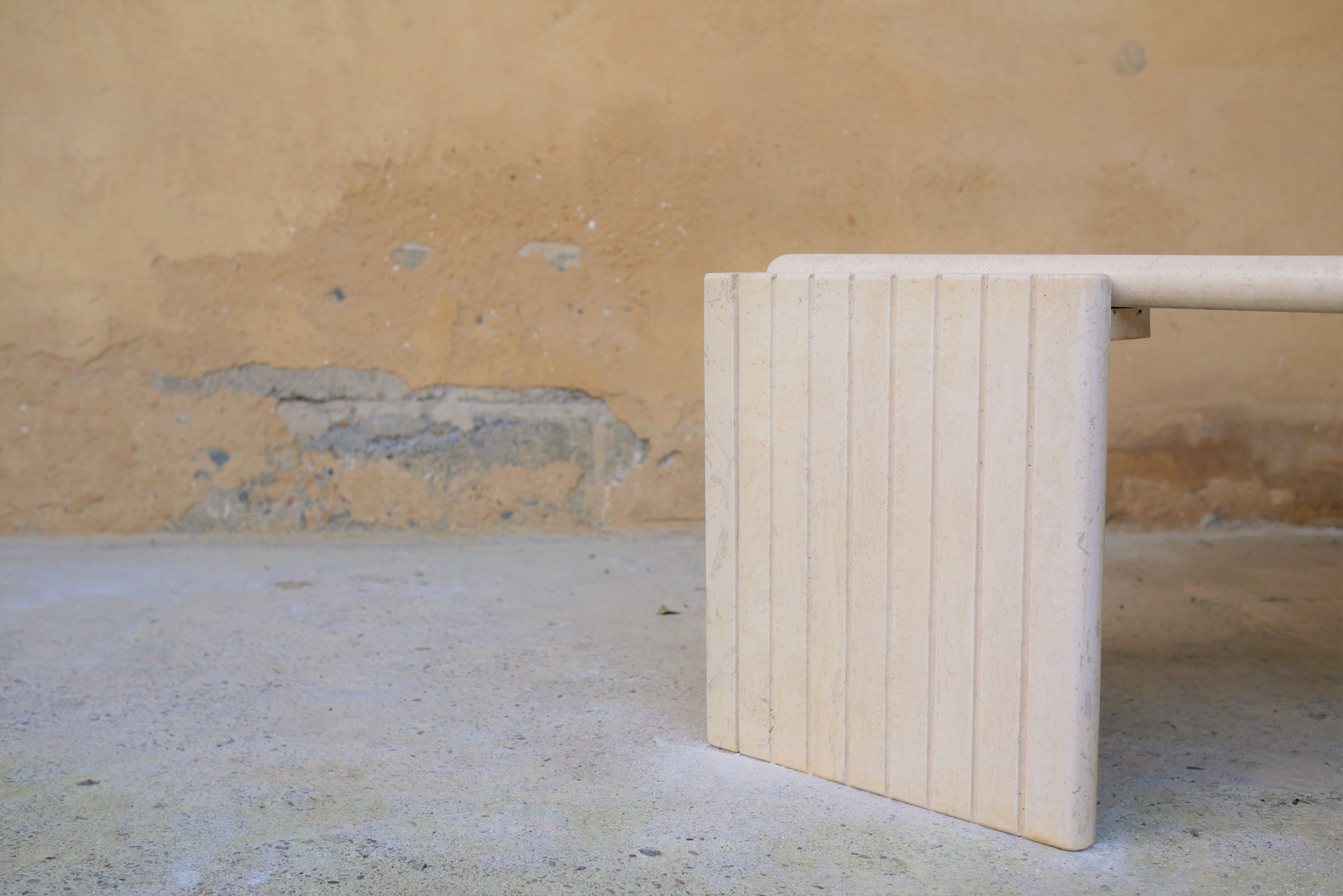 Table basse vintage en travertin par les éditions Roche Bobois