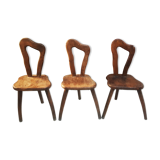 3 chaises brutalistes tripodes en bois