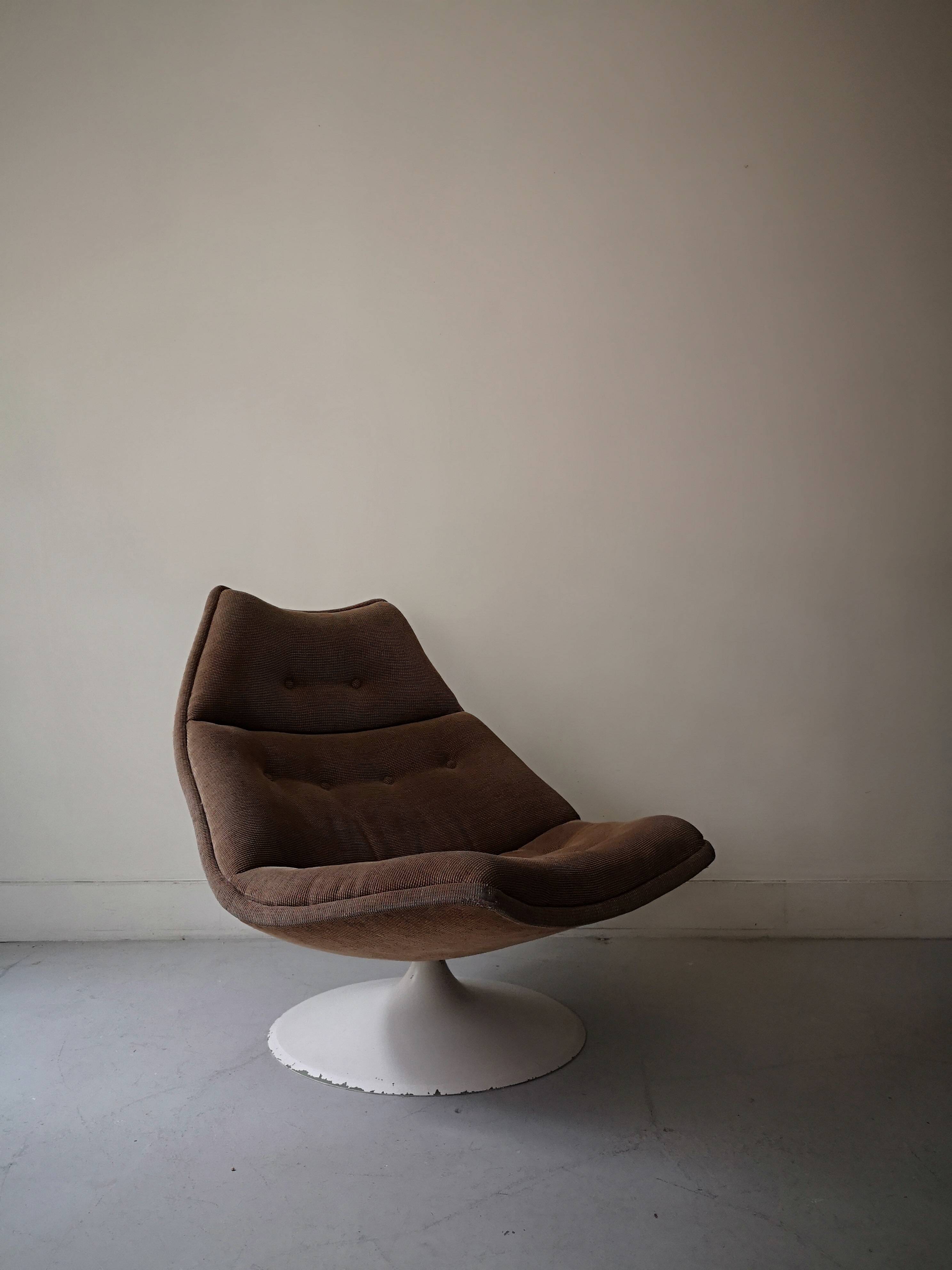 Swivel tulip chair in beige fabric Artifort, design 1970