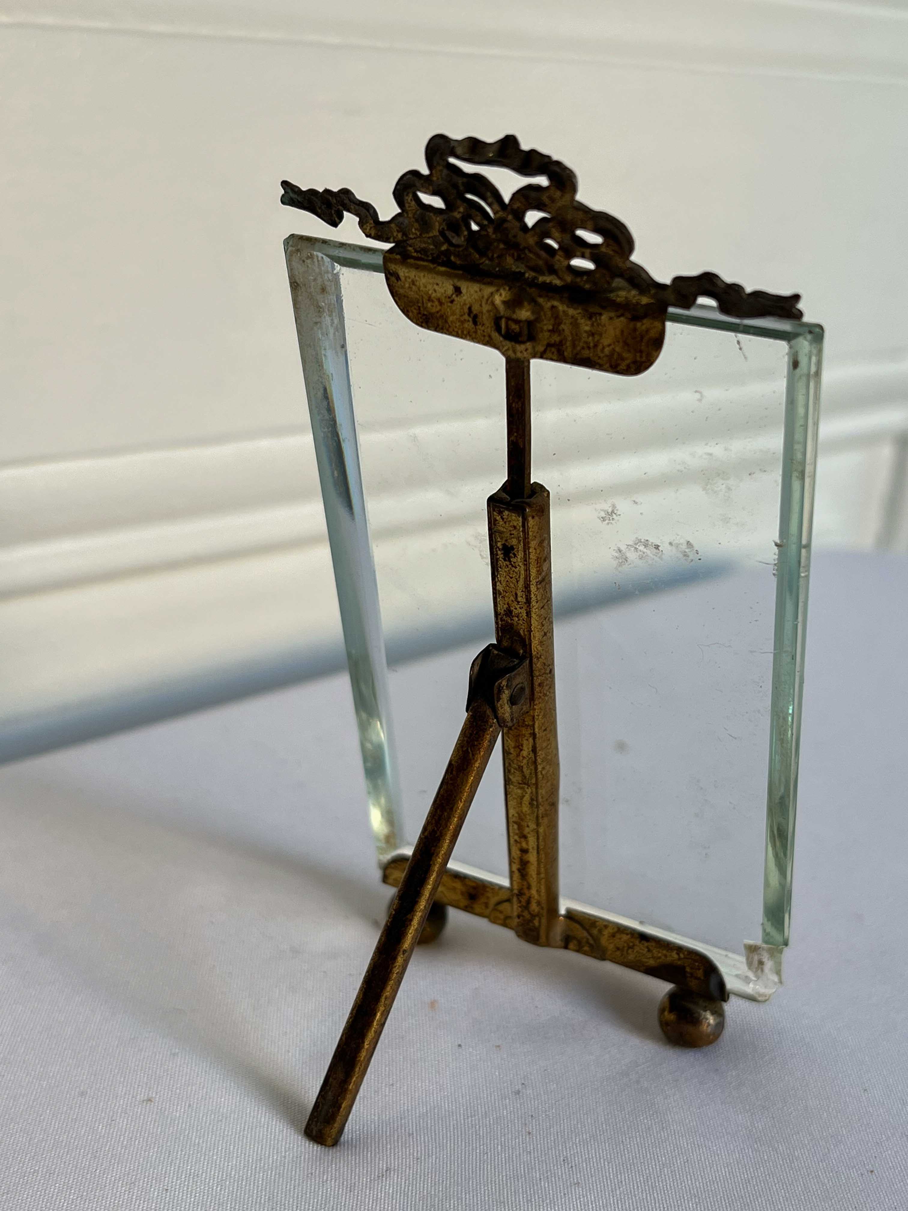 Frame in brass and beveled glass