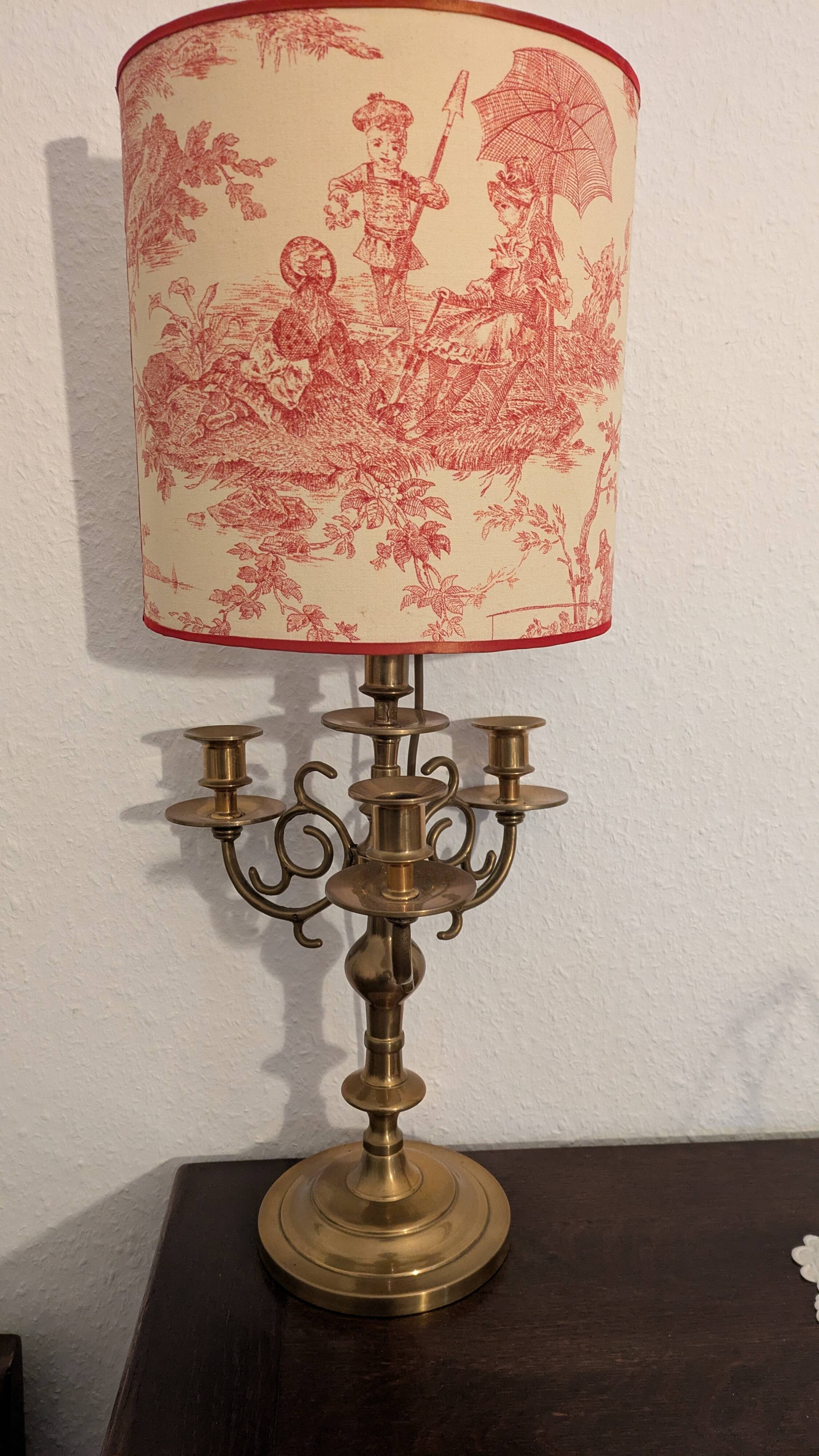 Pair of lamps in gilded brass, red toile de Jouy shades.