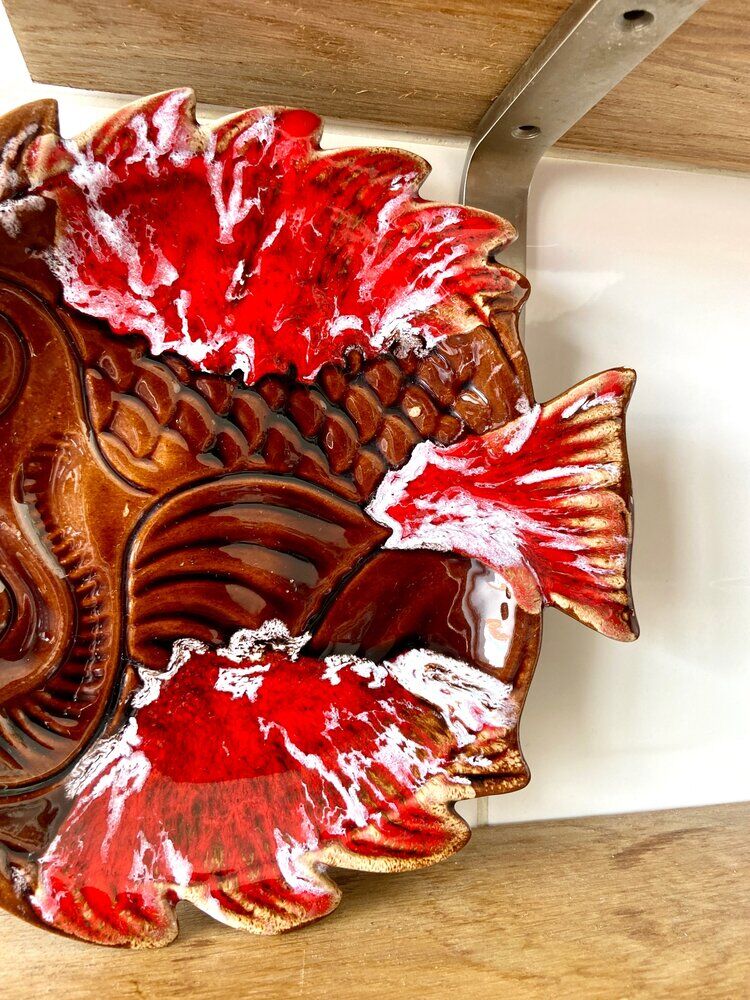Enamelled ceramic fish cup