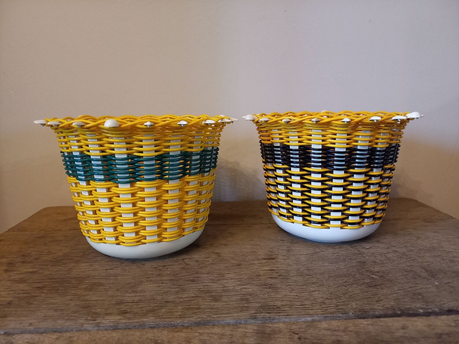 Lot de 4 vases en scoubidou vintage