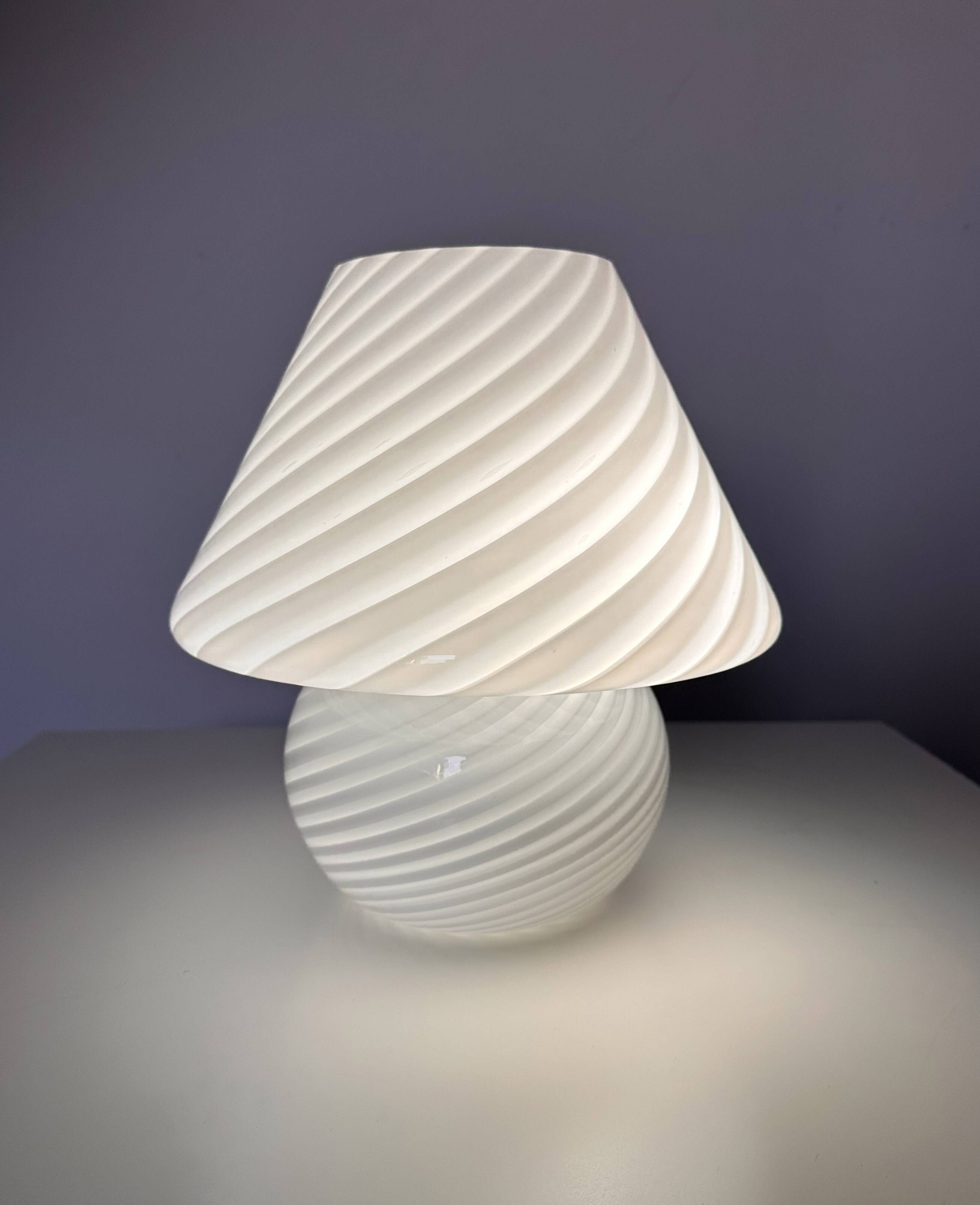Lampe vintage en verre de Murano en forme de champignon.