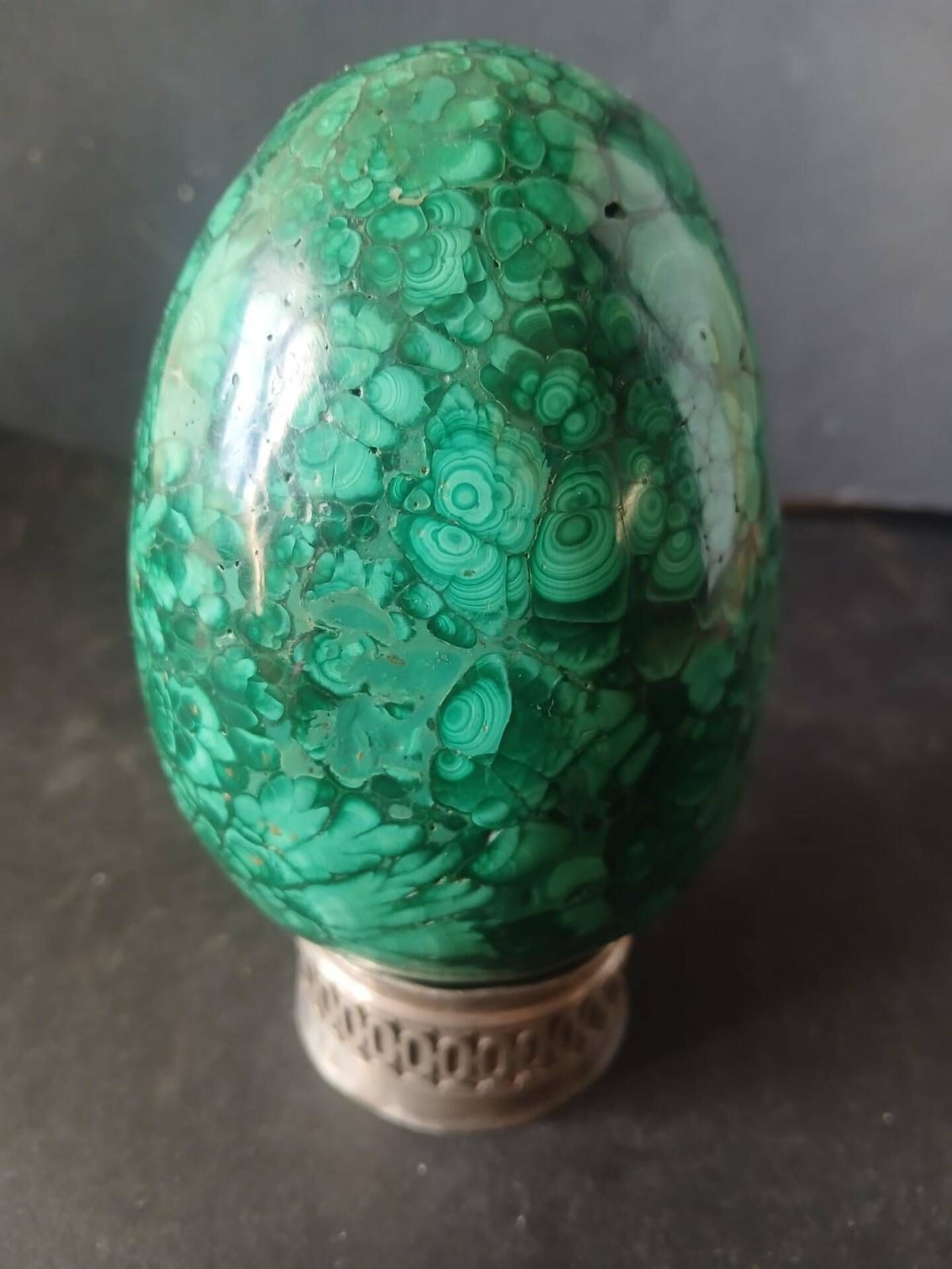 Large decorative egg in natural malachite