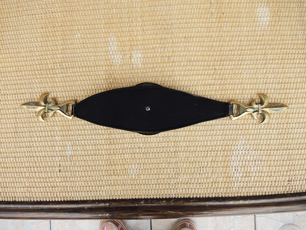 Old armrest ashtray with fleur-de-lis design in leather and brass.